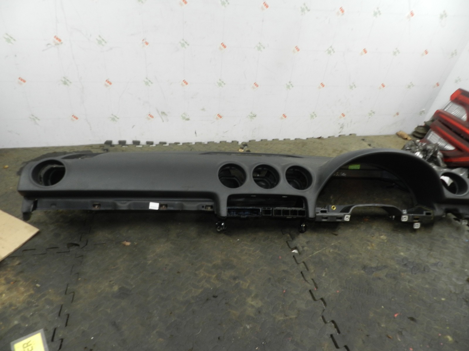 183. 2006 AUDI A4 CONVERTIBLE B7. DASH BOARD TOP