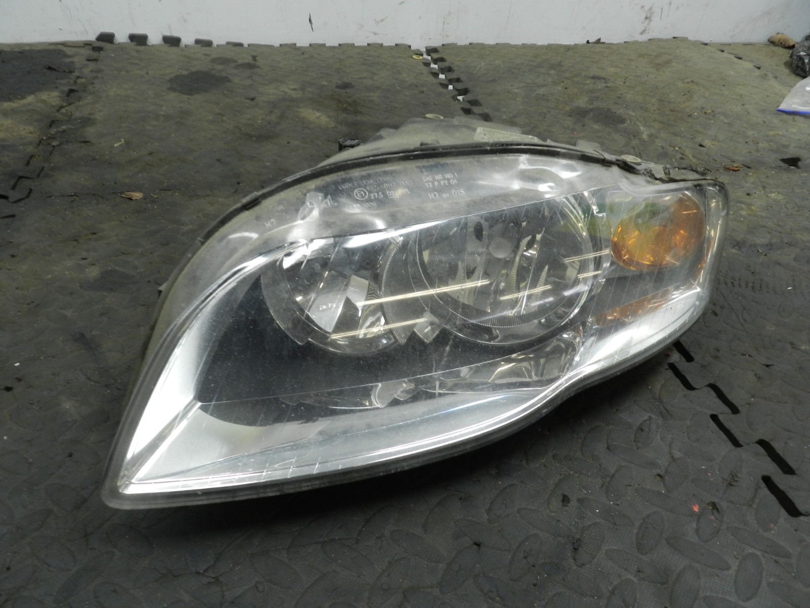 183. 2006 AUDI A4 CONVERTIBLE B7. PASSENGER SIDE HEAD LIGHT