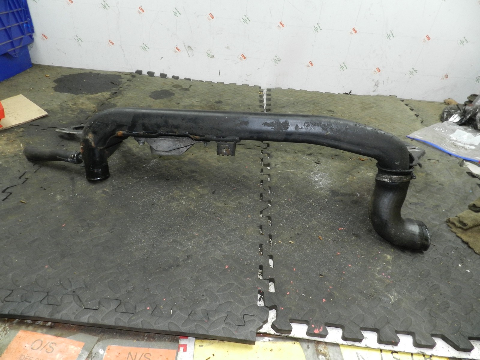 183. 2006 AUDI A4 CONVERTIBLE B7. AIR BOOST INTERCOOLER PIPE RADIATOR SUPPORT - Image 2