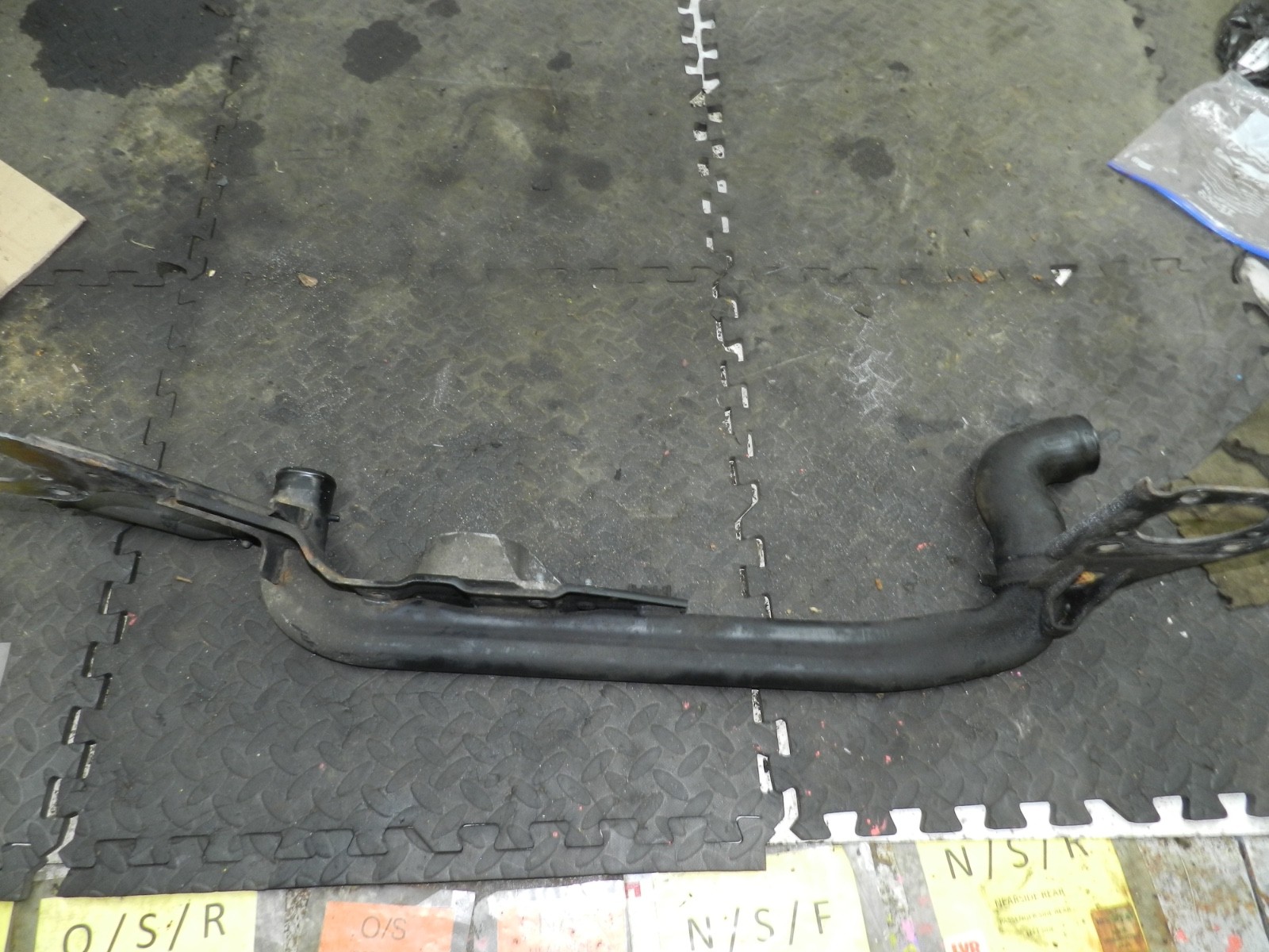 183. 2006 AUDI A4 CONVERTIBLE B7. AIR BOOST INTERCOOLER PIPE RADIATOR SUPPORT - Image 4