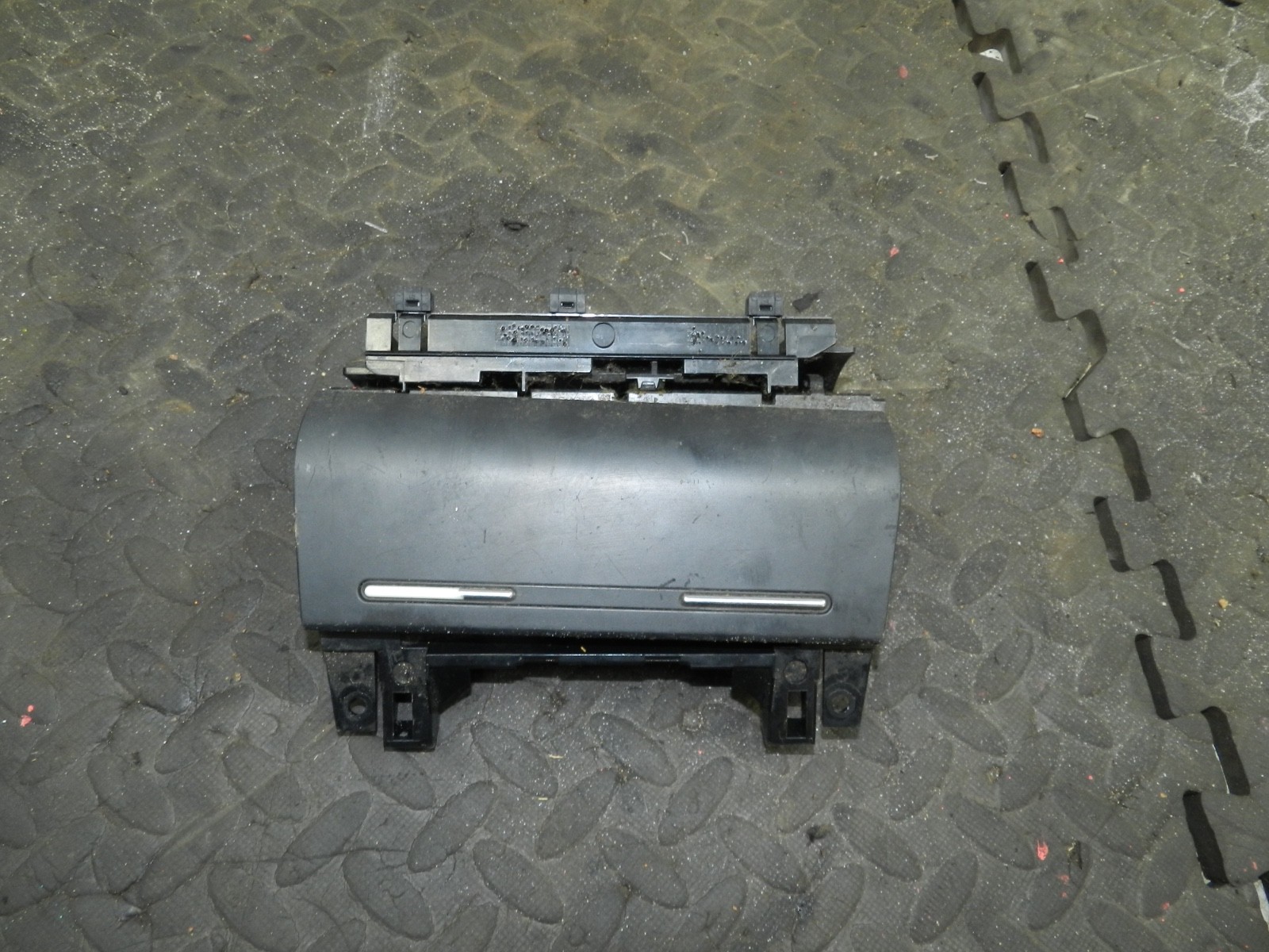 183. 2006 AUDI A4 CONVERTIBLE B7. STORAGE POCKET ASH TRAY