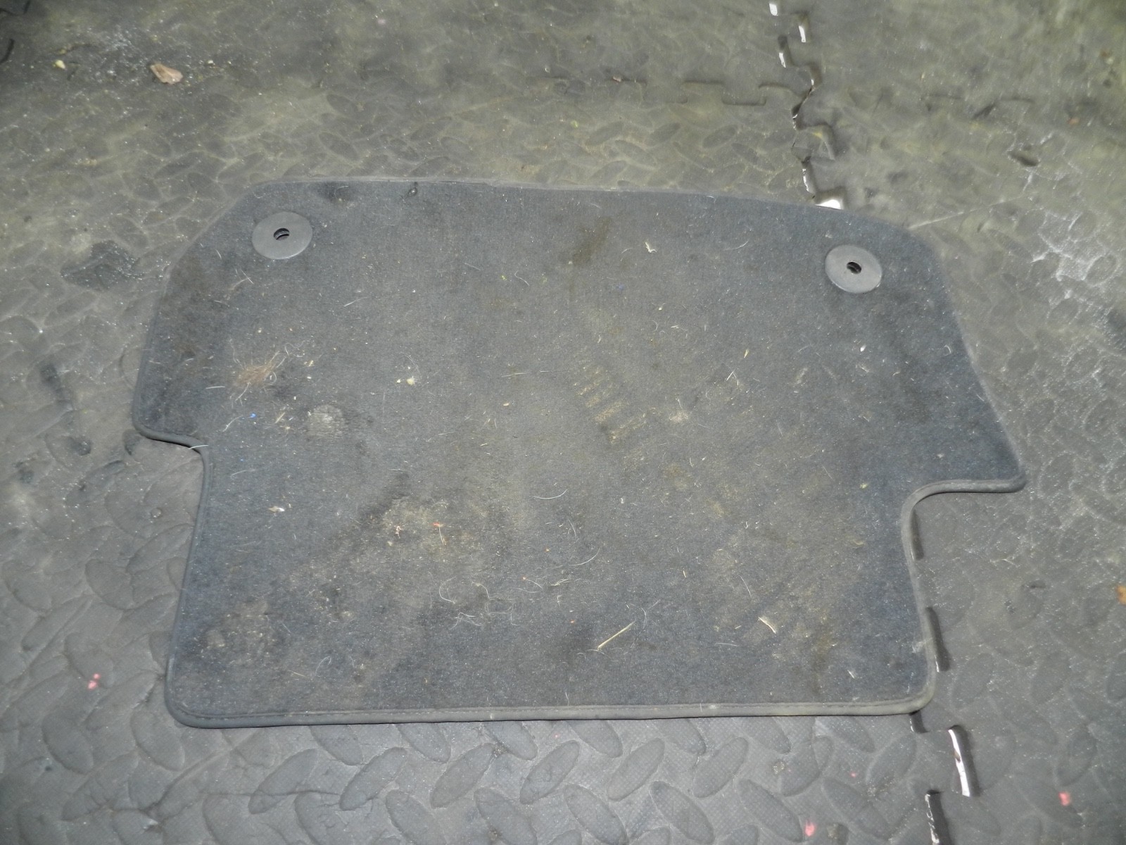 183. 2006 AUDI A4 CONVERTIBLE B7. REAR FLOOR MAT