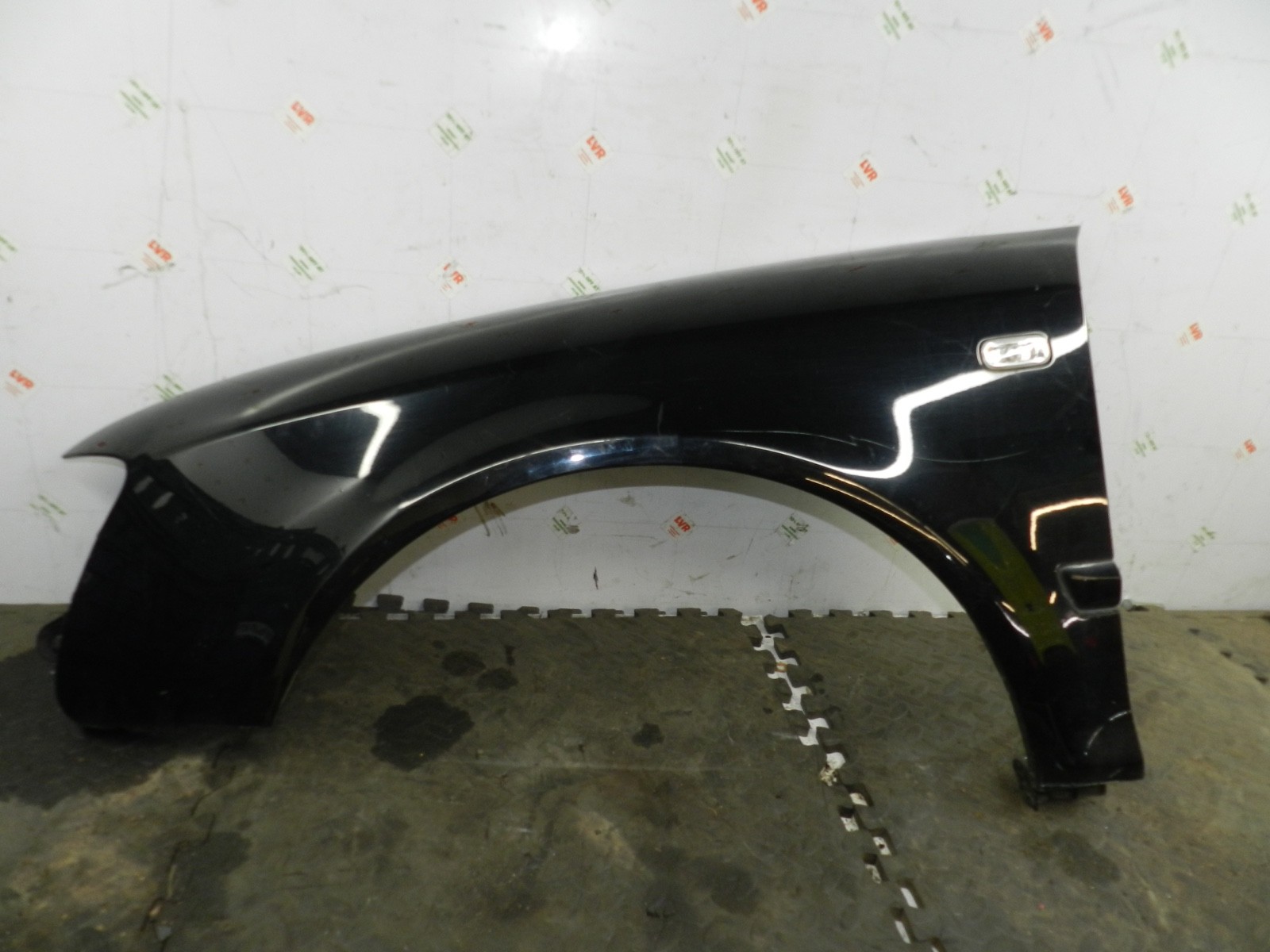 183. 2006 AUDI A4 CONVERTIBLE B7. PASSENGER SIDE WING IN BLACK