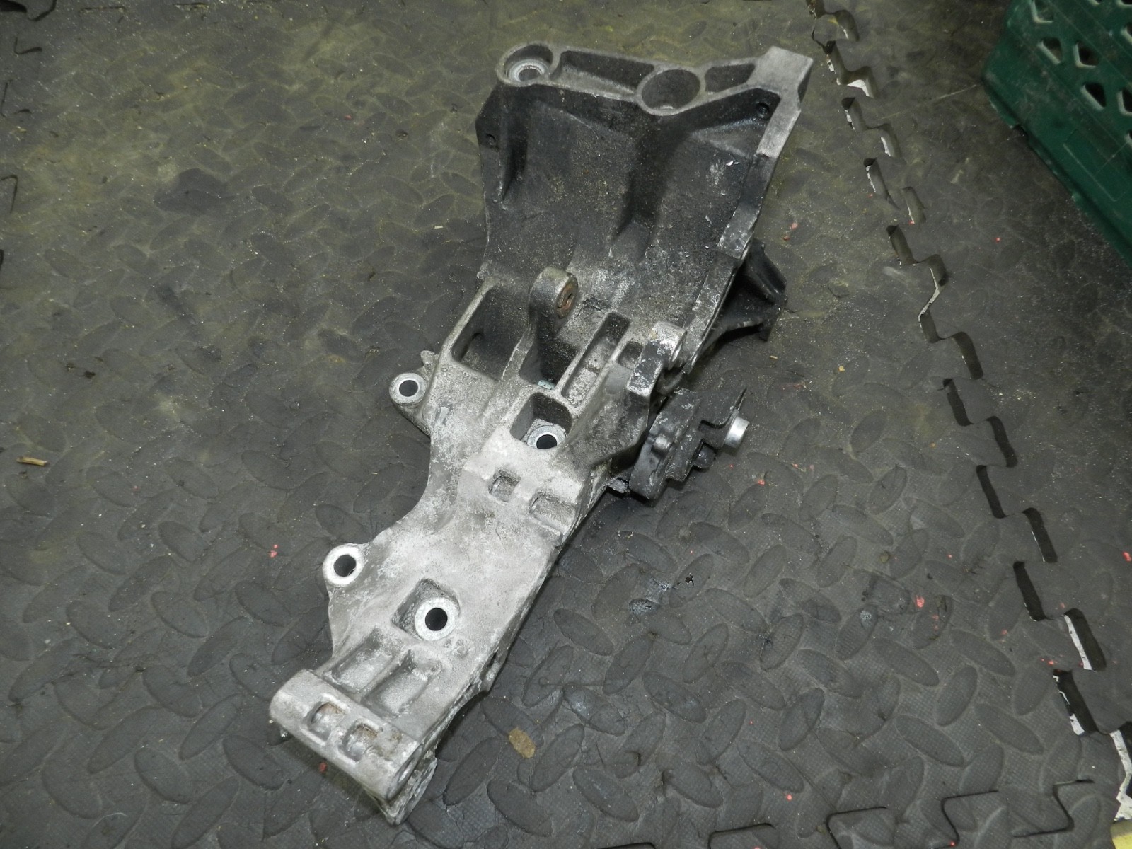 183. 2006 AUDI A4 CONVERTIBLE B7. ENGINE FRAME MOUNT