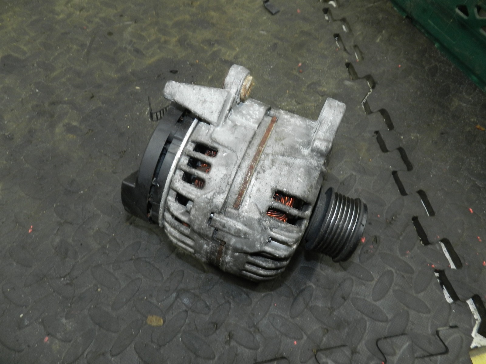 183. 2006 AUDI A4 CONVERTIBLE B7. ALTERNATOR - Image 2
