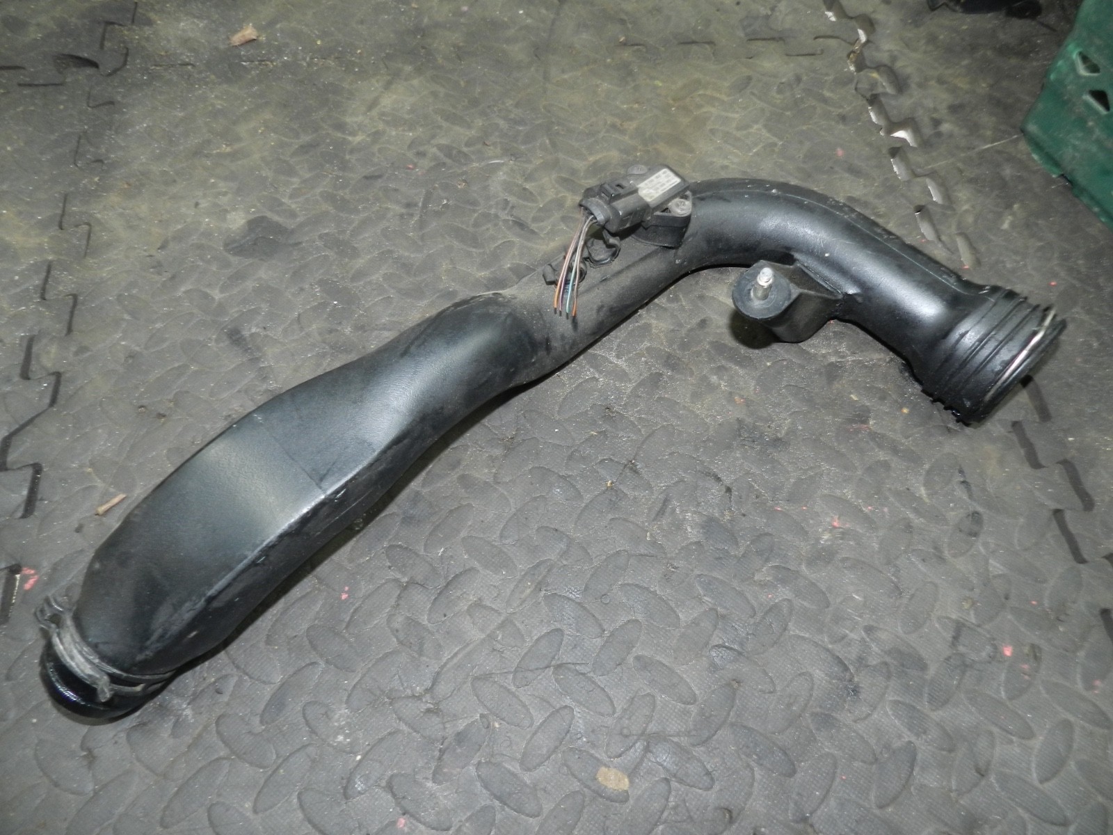 183. 2006 AUDI A4 CONVERTIBLE B7. BOOST AIR INTERCOOLER PIPE + MAP SENSOR - Image 2