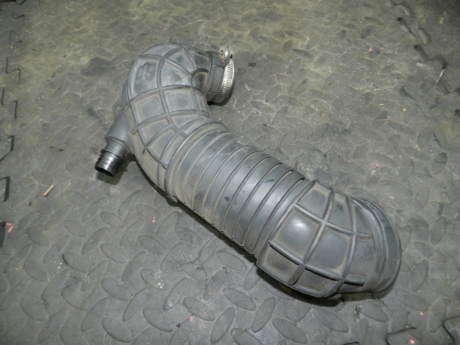 183. 2006 AUDI A4 CONVERTIBLE B7. AIR INTAKE PIPE - Image 3