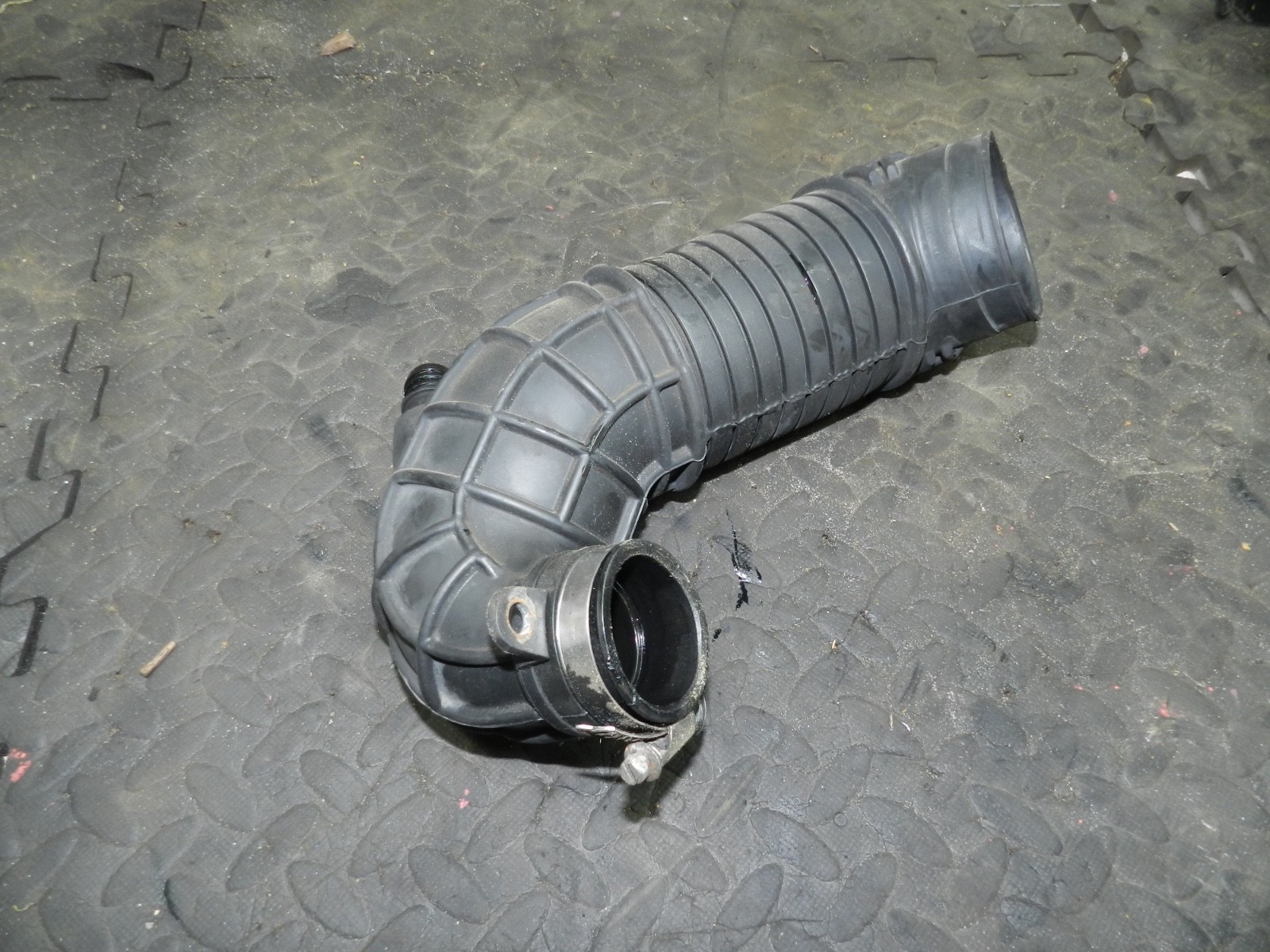 183. 2006 AUDI A4 CONVERTIBLE B7. AIR INTAKE PIPE - Image 4