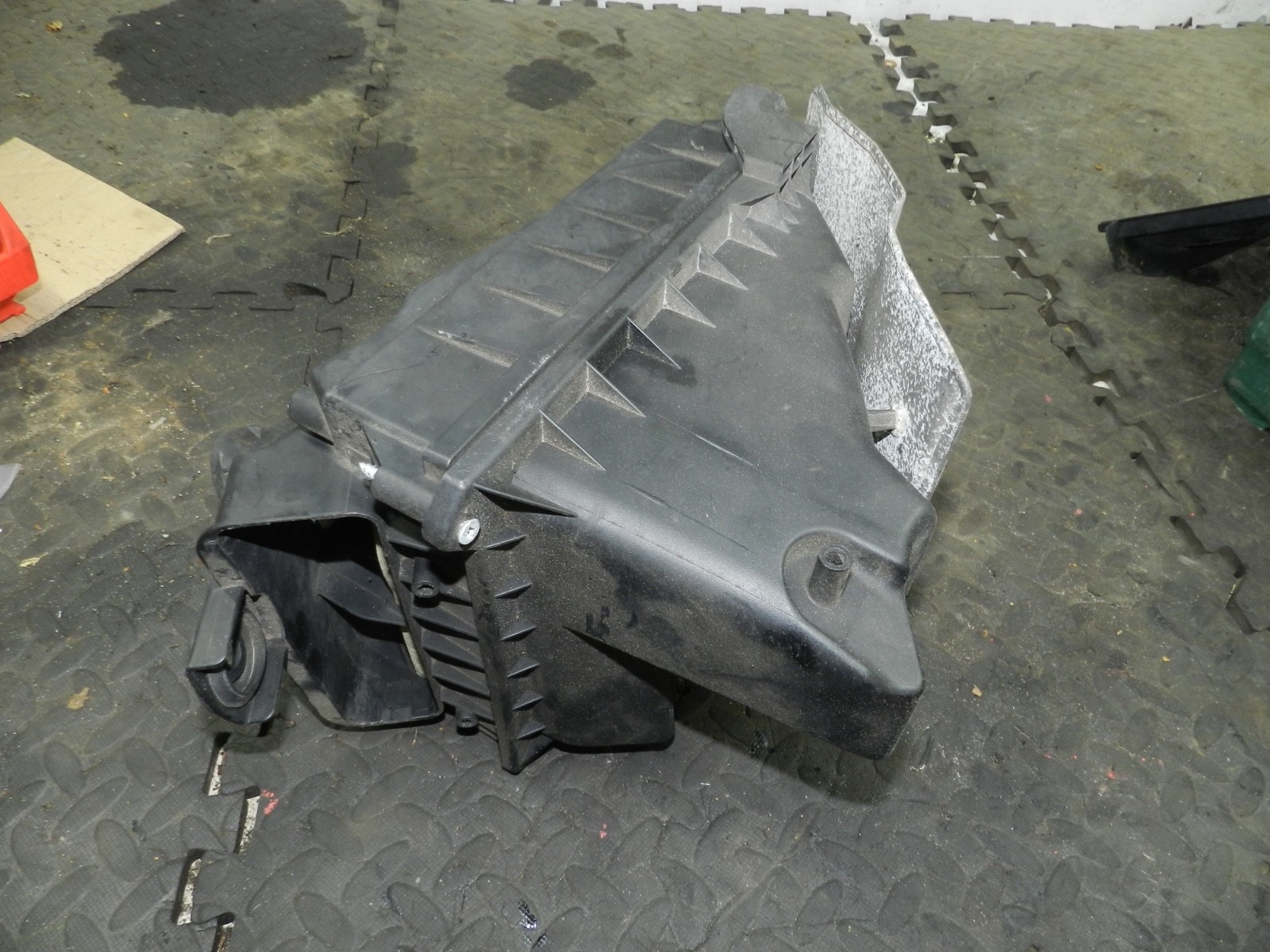 183. 2006 AUDI A4 CONVERTIBLE B7. AIR FILTER HOUSING BOX