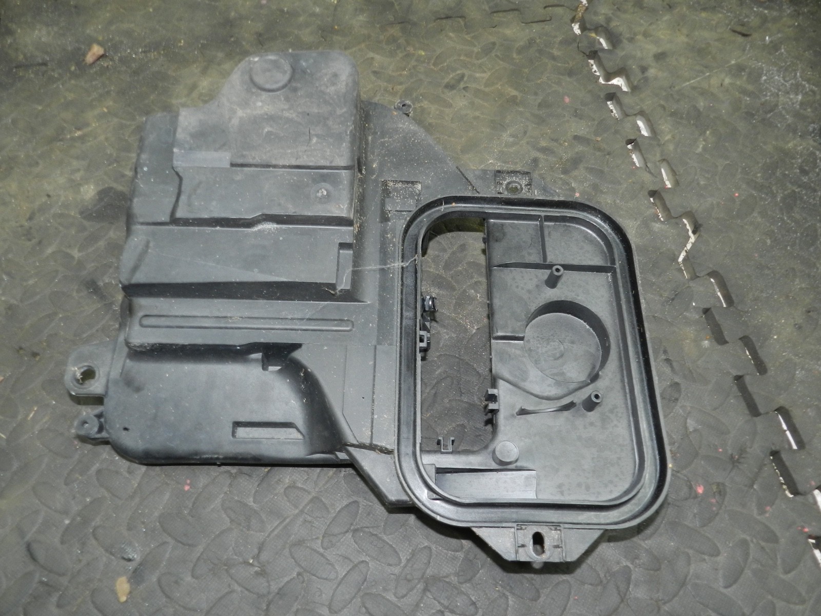 183. 2006 AUDI A4 CONVERTIBLE B7. FUSE BOX ECU HOUSING