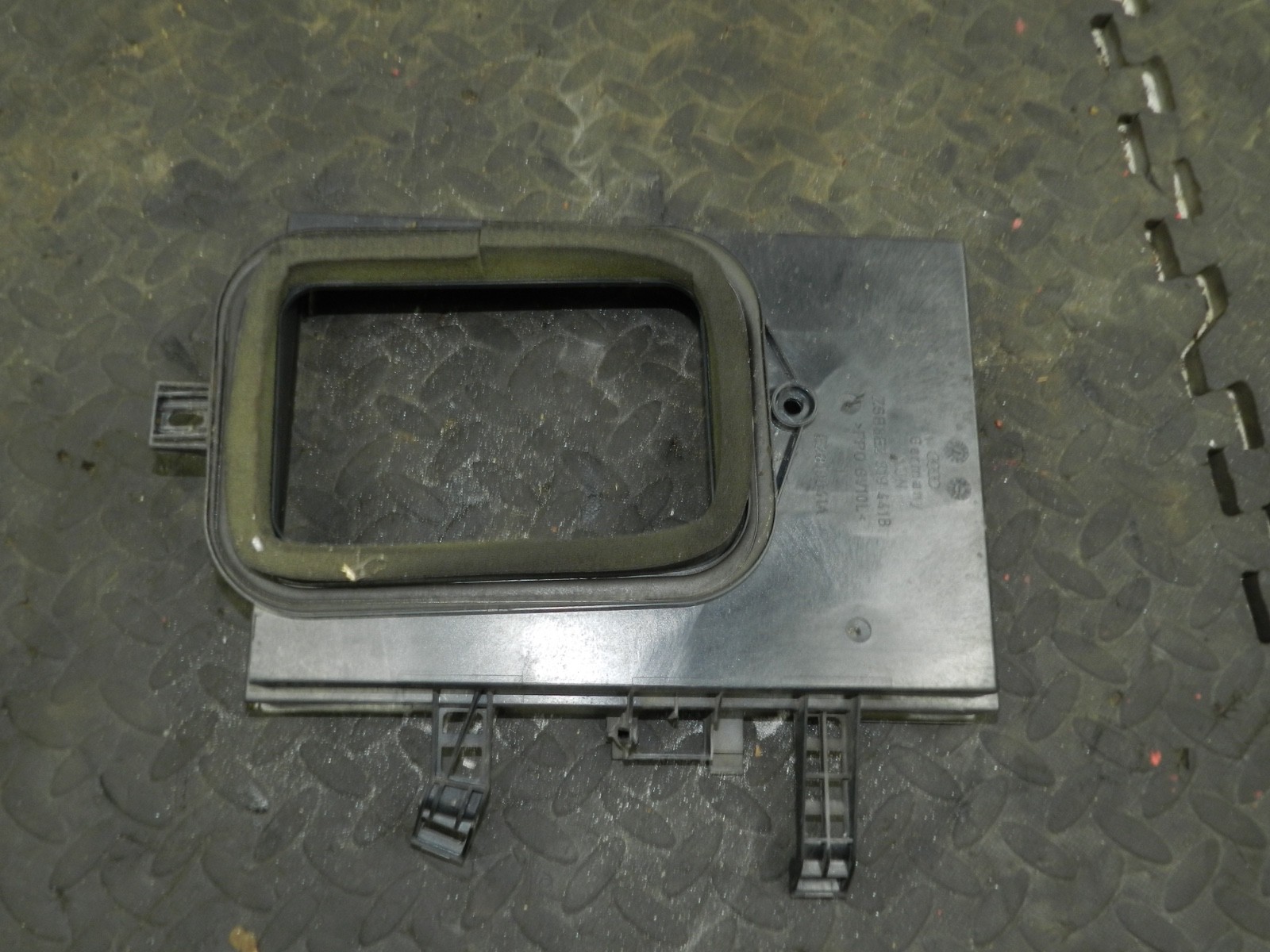 183. 2006 AUDI A4 CONVERTIBLE B7. POLLEN CABIN FILTER HOUSING