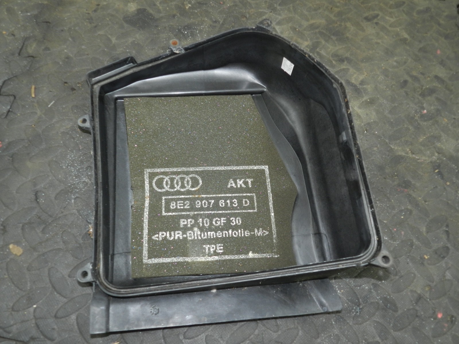 183. 2006 AUDI A4 CONVERTIBLE B7. FUSE BOX ECU LID COVER - Image 3