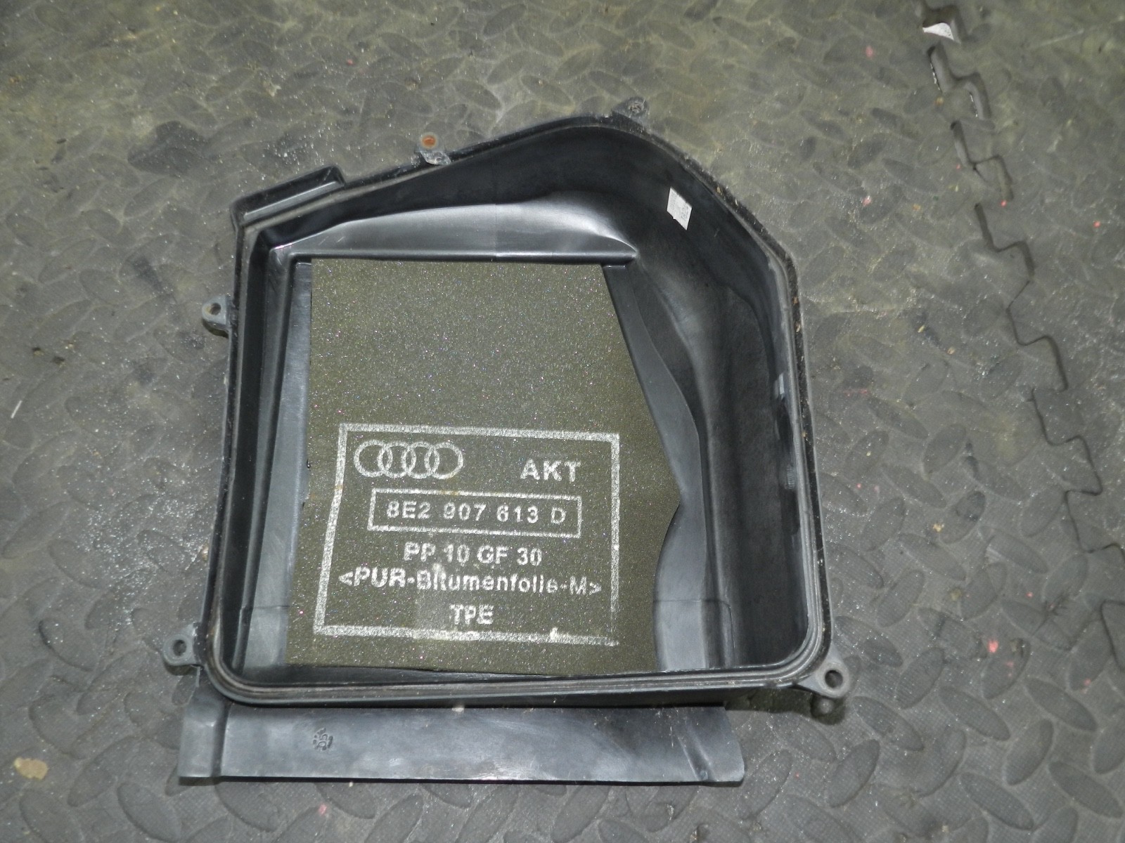 183. 2006 AUDI A4 CONVERTIBLE B7. FUSE BOX ECU LID COVER - Image 4
