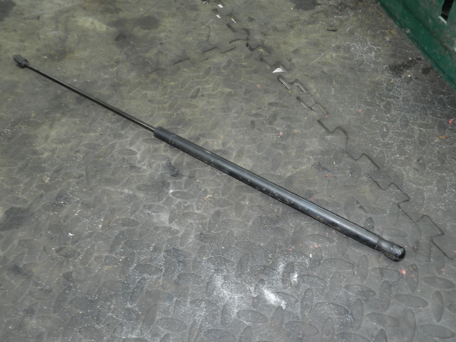 183. 2006 AUDI A4 CONVERTIBLE B7. BONNET GAS STRUT