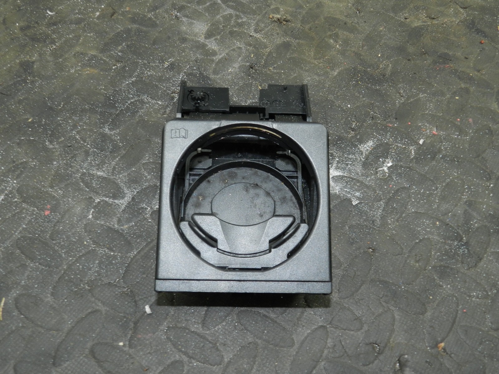 183. 2006 AUDI A4 CONVERTIBLE B7. CUP HOLDER NO HOUSING