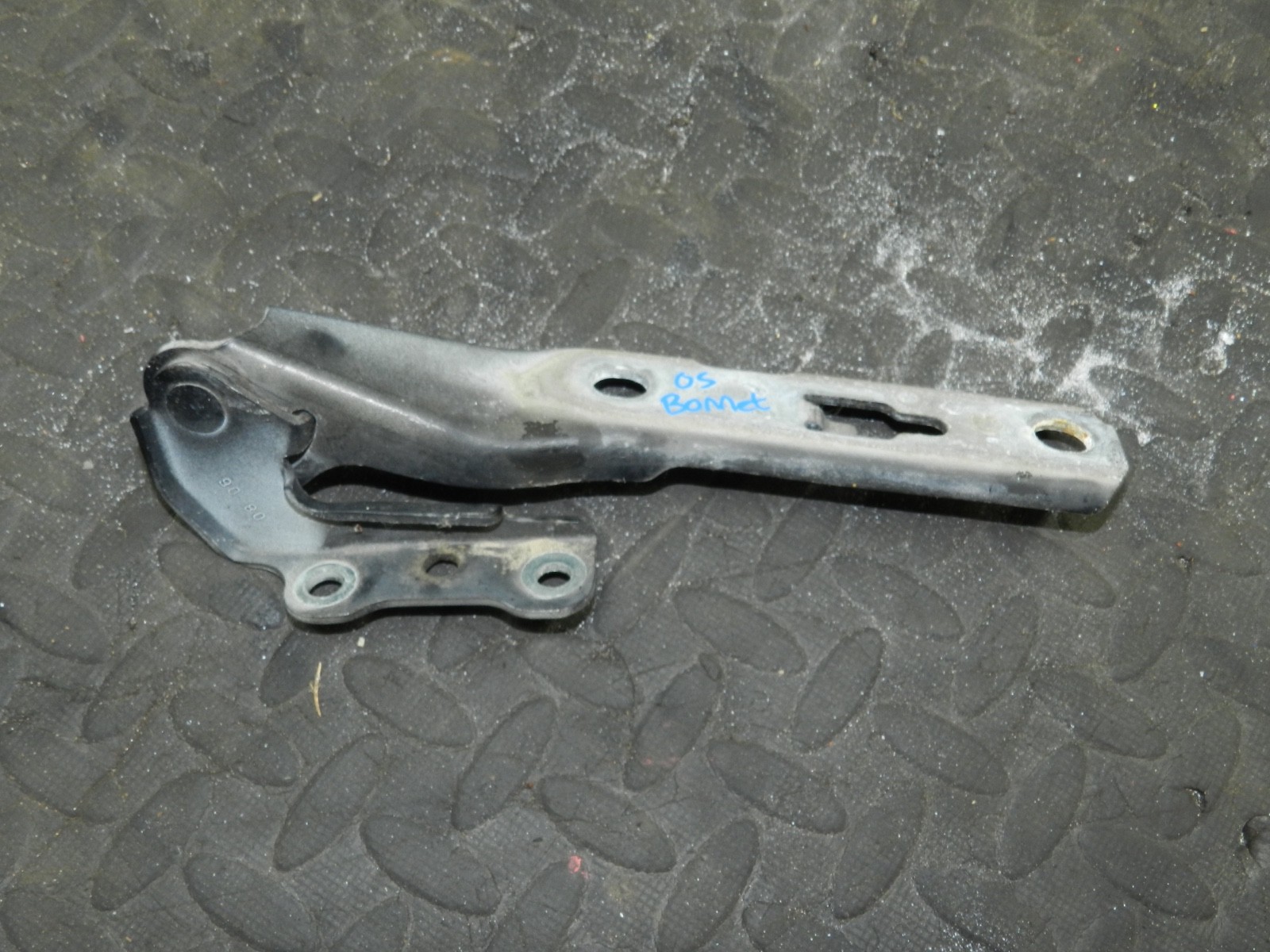 183. 2006 AUDI A4 CONVERTIBLE B7. DRIVER SIDE BONNET HINGE