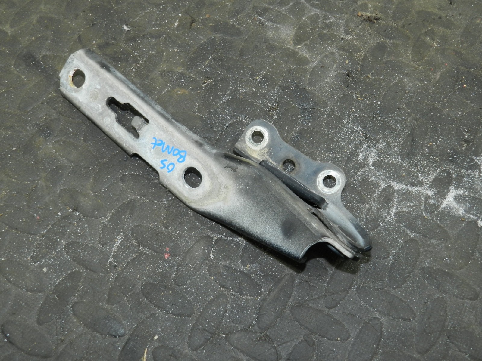 183. 2006 AUDI A4 CONVERTIBLE B7. DRIVER SIDE BONNET HINGE - Image 2