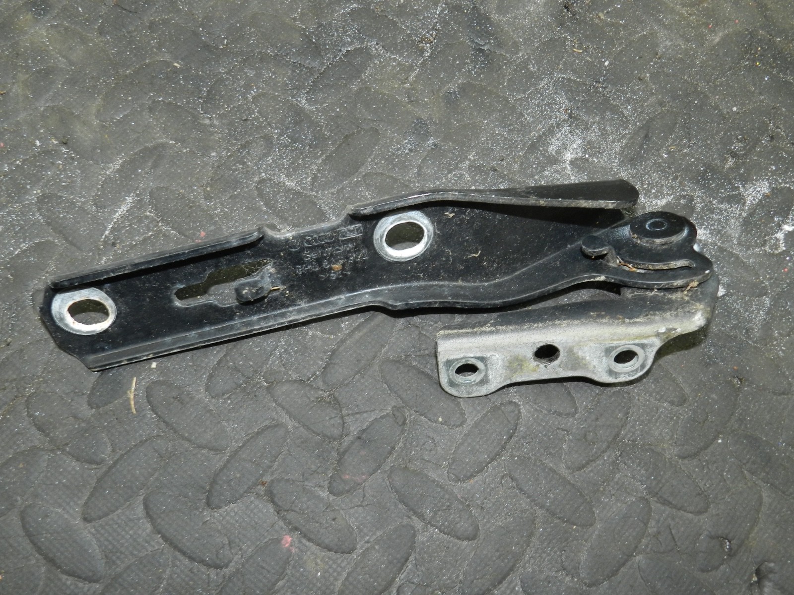 183. 2006 AUDI A4 CONVERTIBLE B7. DRIVER SIDE BONNET HINGE - Image 3