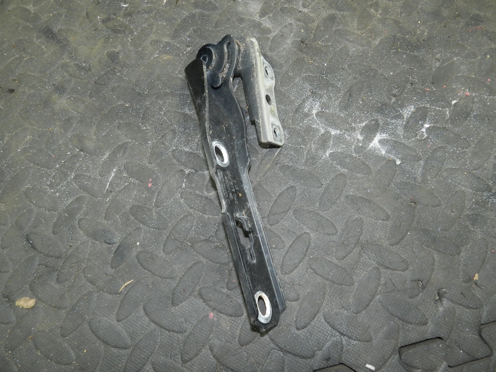 183. 2006 AUDI A4 CONVERTIBLE B7. DRIVER SIDE BONNET HINGE - Image 4