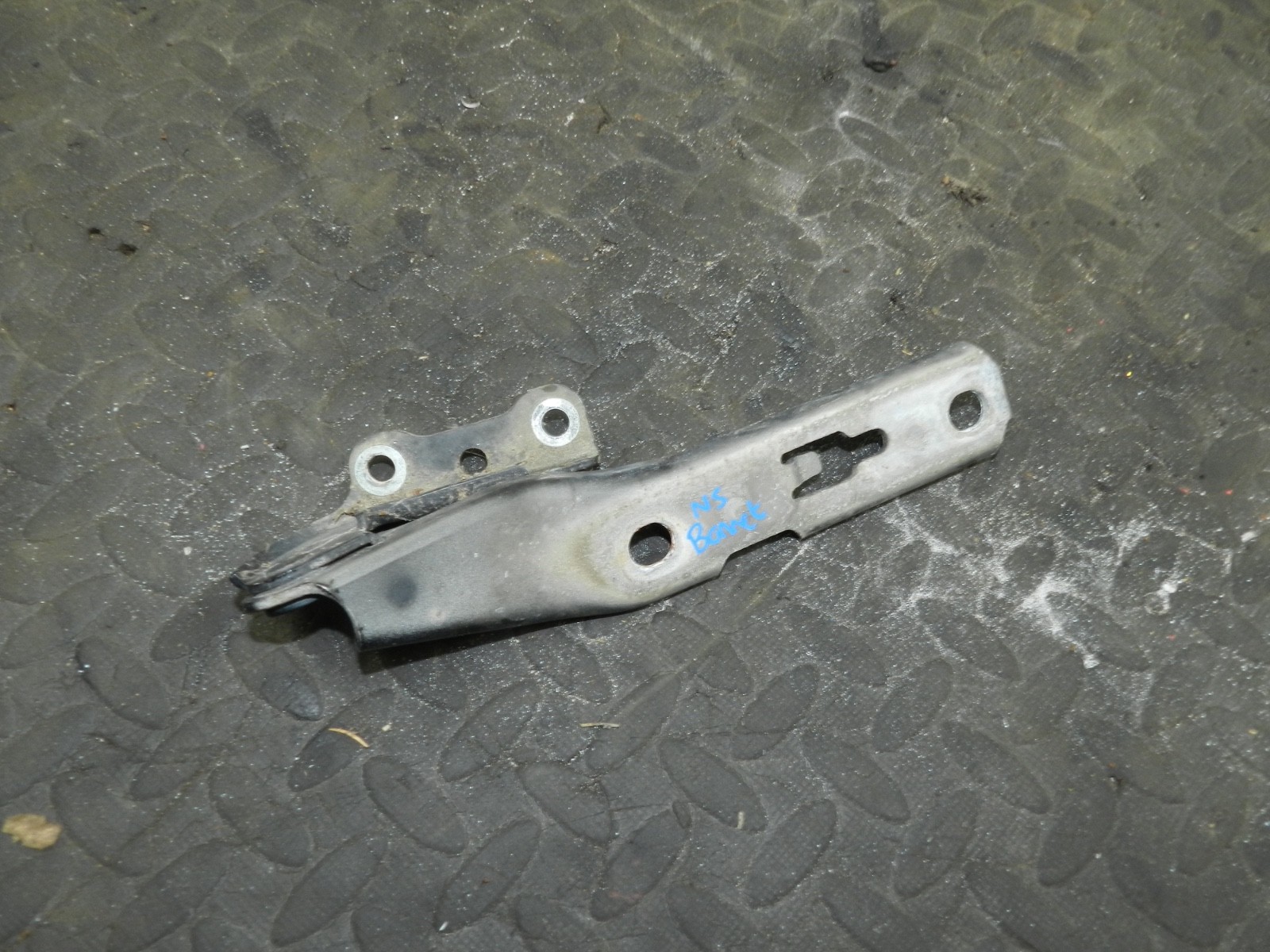 183. 2006 AUDI A4 CONVERTIBLE B7. PASSENGER SIDE BONNET HINGE