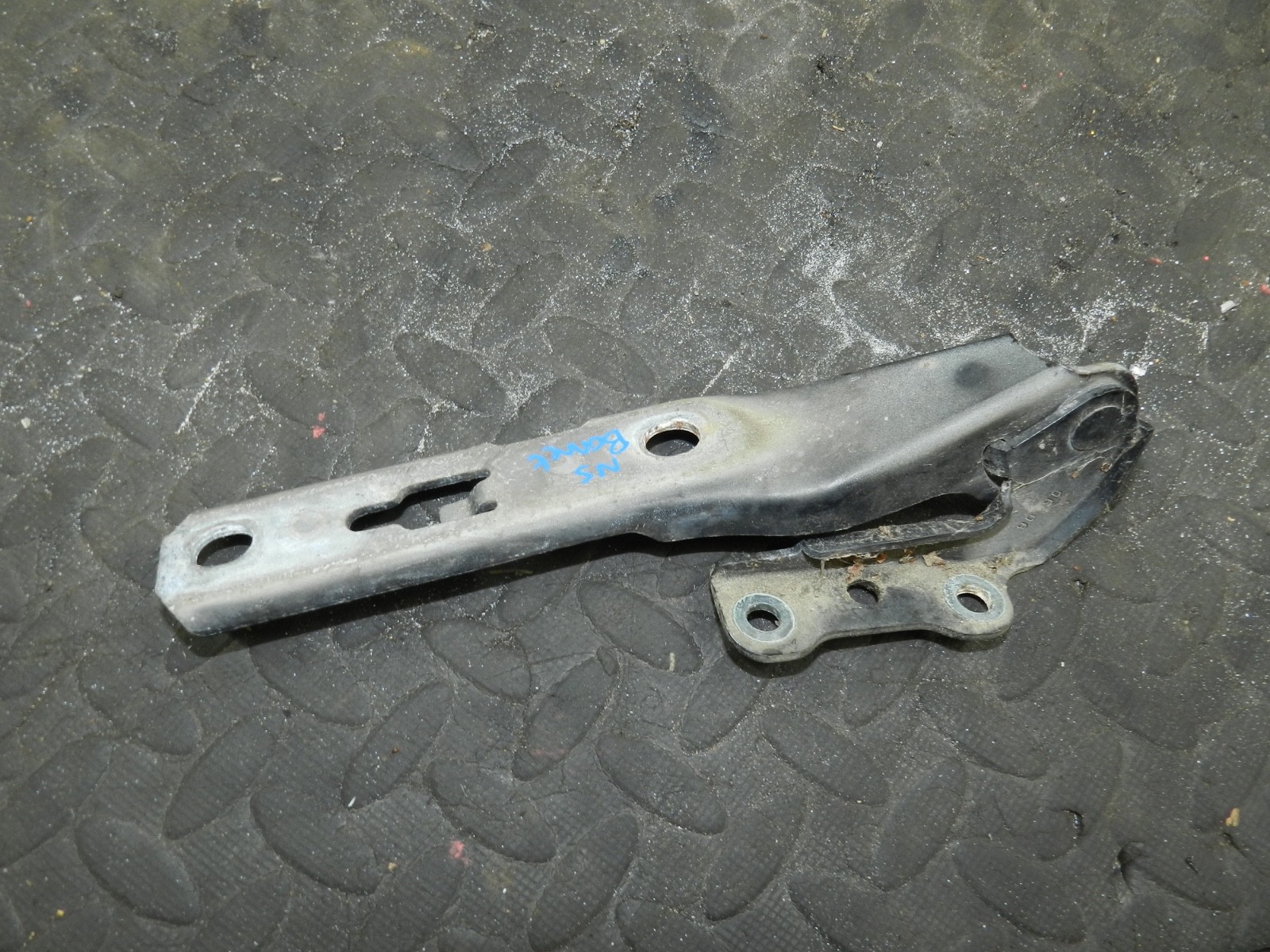 183. 2006 AUDI A4 CONVERTIBLE B7. PASSENGER SIDE BONNET HINGE - Image 2