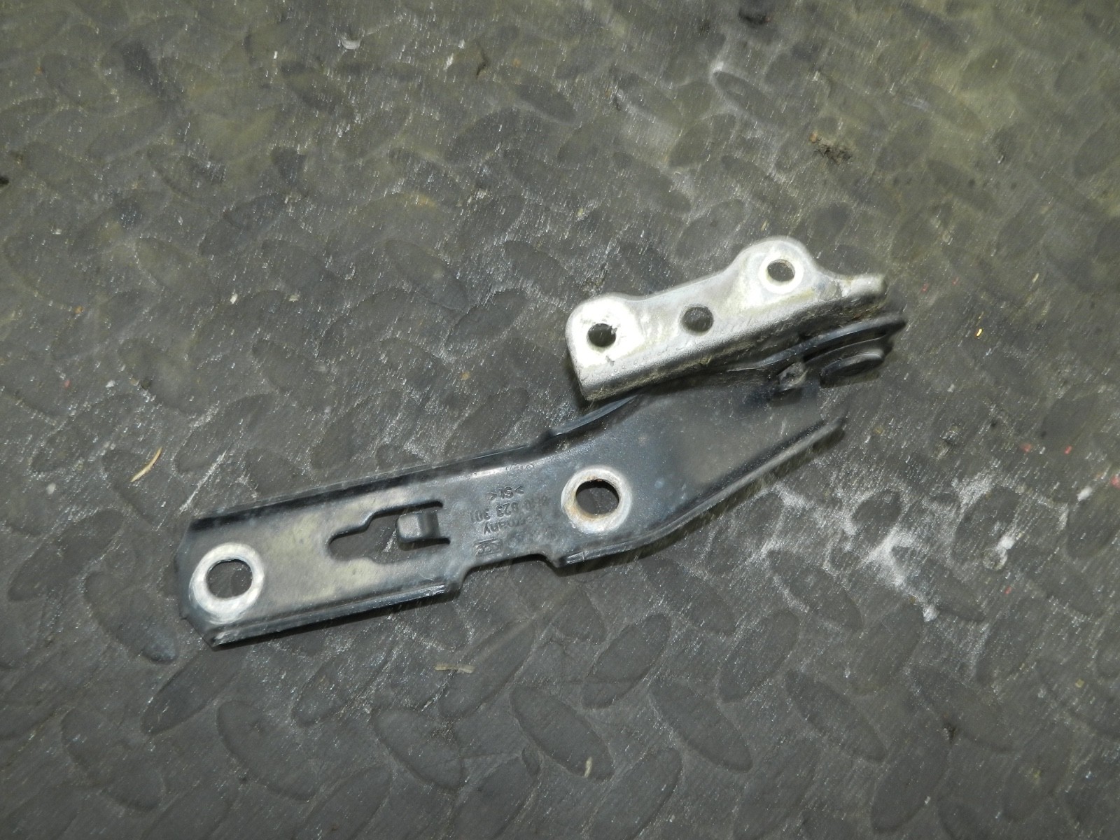183. 2006 AUDI A4 CONVERTIBLE B7. PASSENGER SIDE BONNET HINGE - Image 3