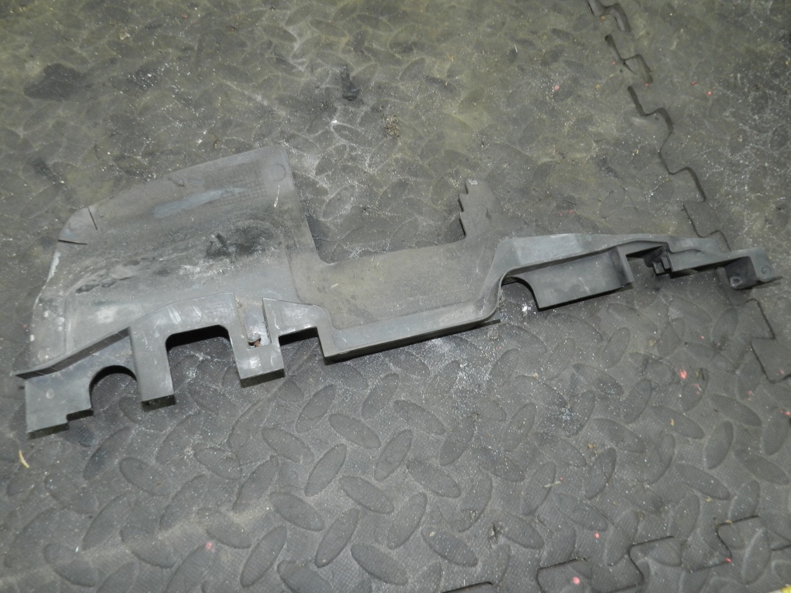 183. 2006 AUDI A4 CONVERTIBLE B7. PASSENGER SIDE RADIATOR DUCT TRIM