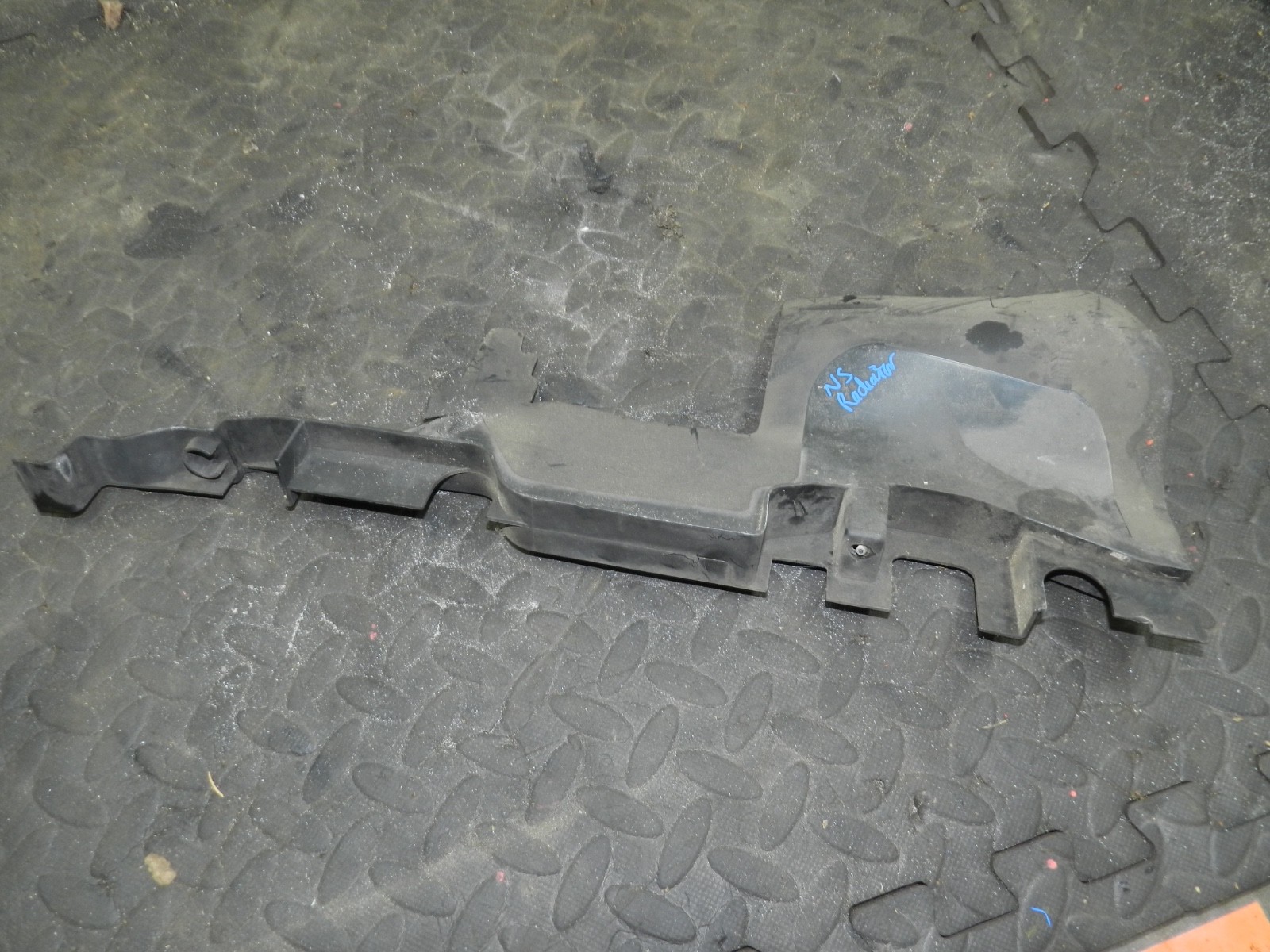 183. 2006 AUDI A4 CONVERTIBLE B7. PASSENGER SIDE RADIATOR DUCT TRIM - Image 2