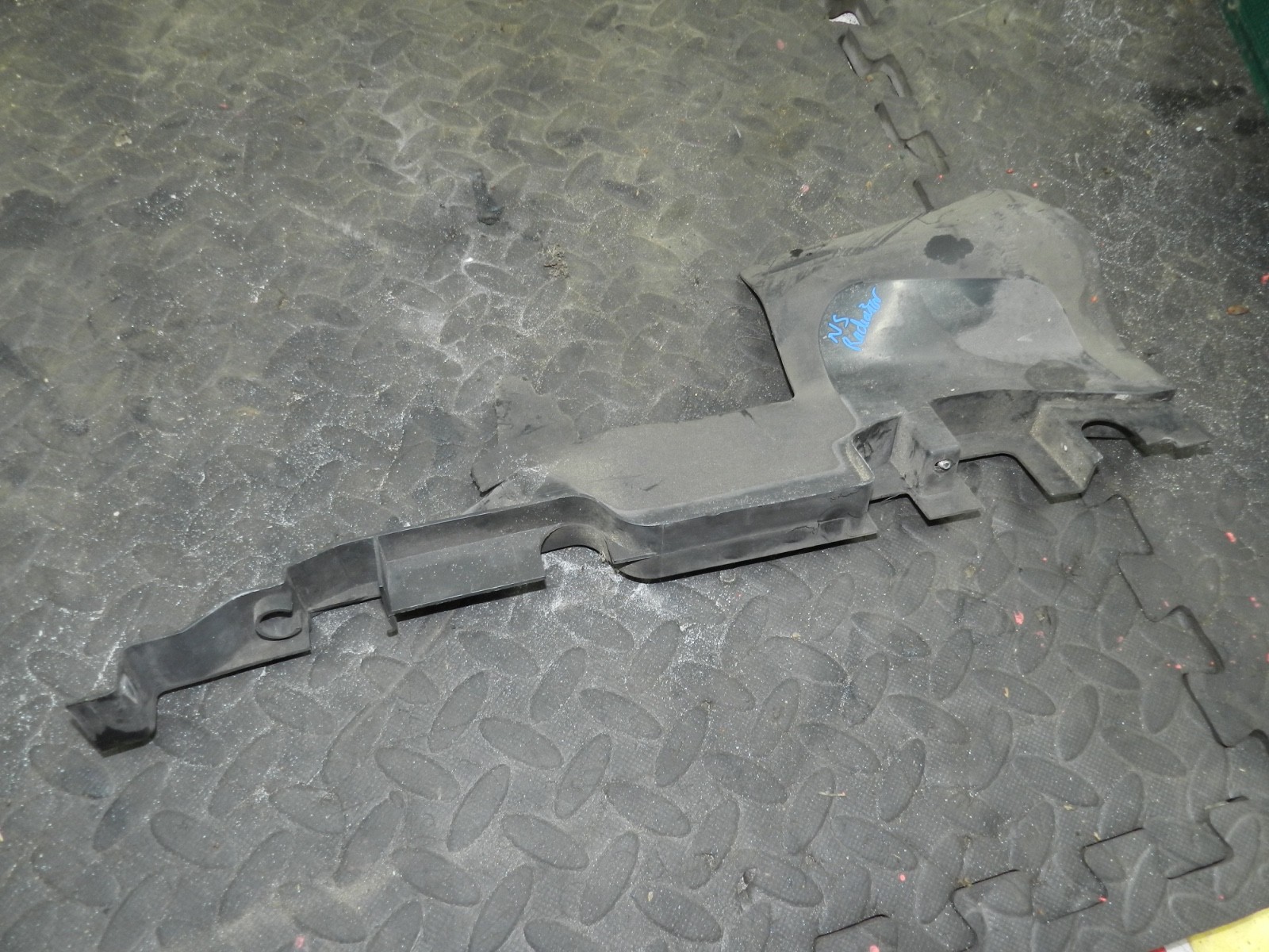 183. 2006 AUDI A4 CONVERTIBLE B7. PASSENGER SIDE RADIATOR DUCT TRIM - Image 3