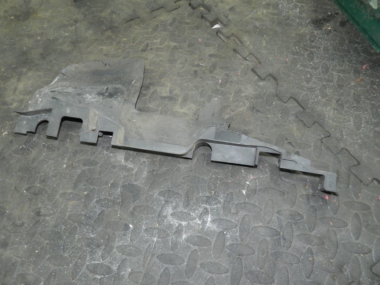 183. 2006 AUDI A4 CONVERTIBLE B7. PASSENGER SIDE RADIATOR DUCT TRIM - Image 4