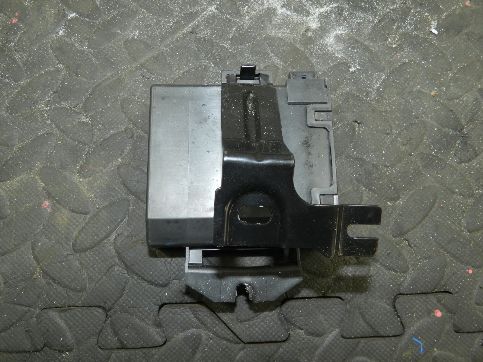 183. 2006 AUDI A4 CONVERTIBLE B7. 8H0951177 REAR MOVEMENT DETECTOR SENSOR ECU - Image 3