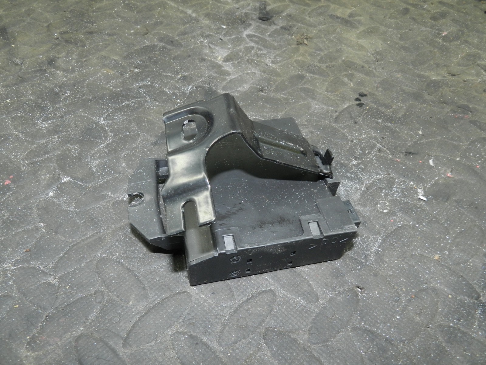 183. 2006 AUDI A4 CONVERTIBLE B7. 8H0951177 REAR MOVEMENT DETECTOR SENSOR ECU - Image 4