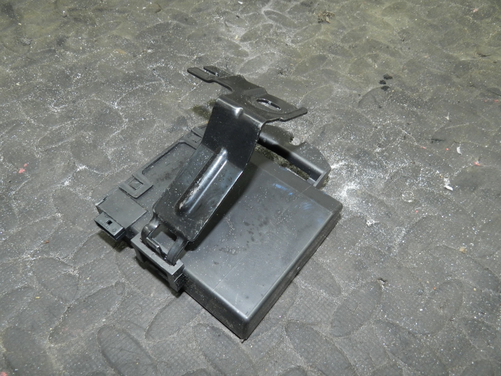 183. 2006 AUDI A4 CONVERTIBLE B7. 8H0951177 REAR MOVEMENT DETECTOR SENSOR ECU - Image 5