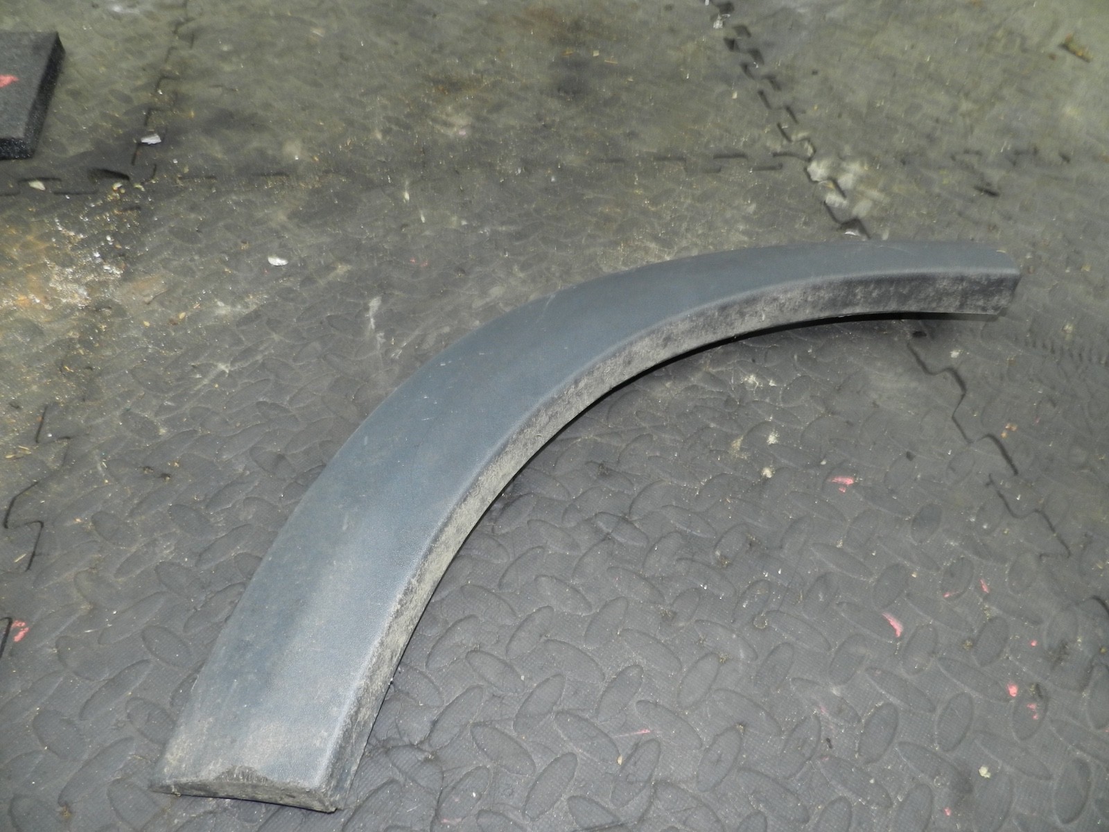182. 2004 LANDROVER FREELANDER 1 L314. PASSENGER SIDE REAR ARCH TRIM