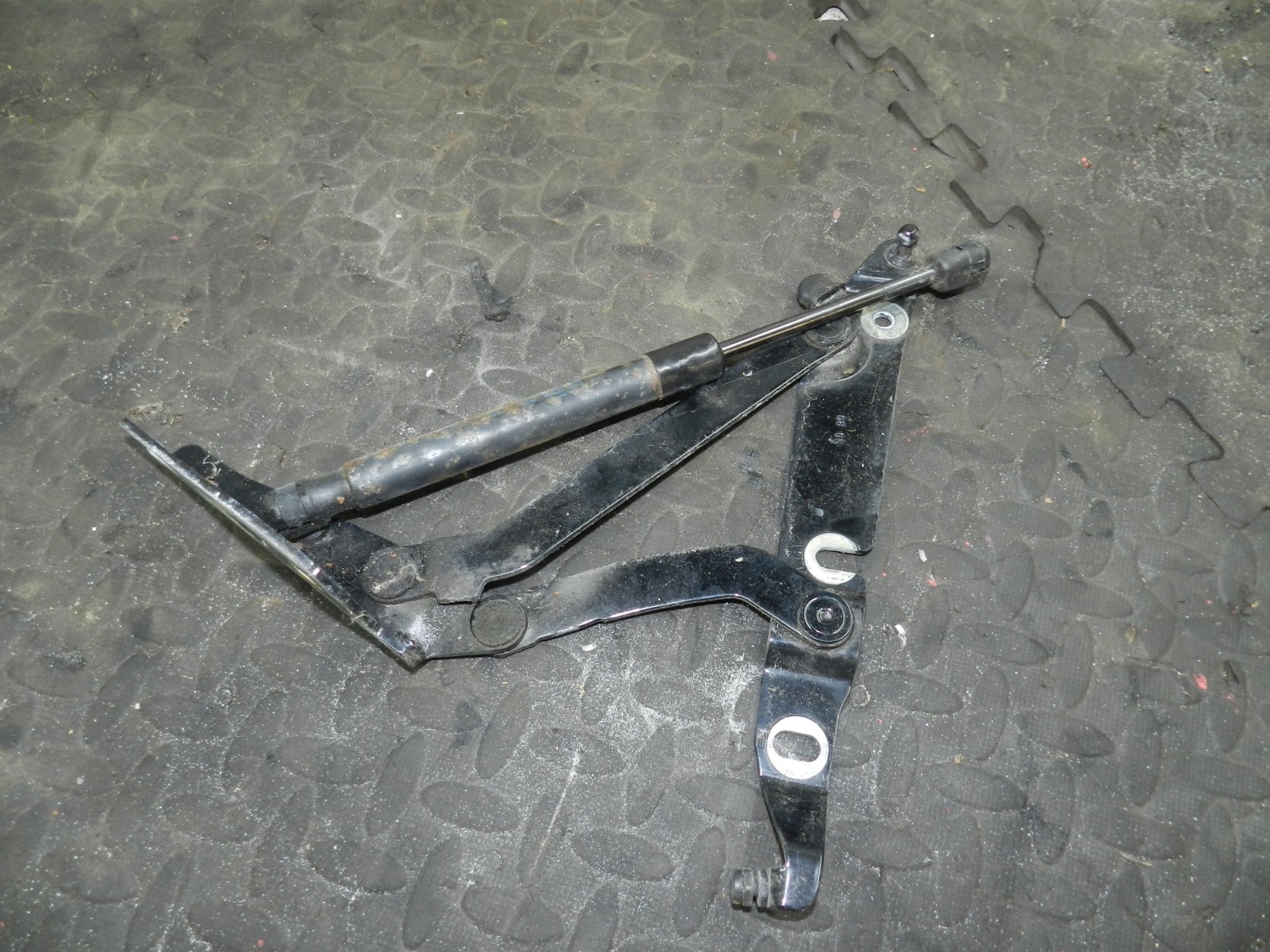 183. 2006 AUDI A4 CONVERTIBLE B7. DRIVER SIDE BOOT HINGE