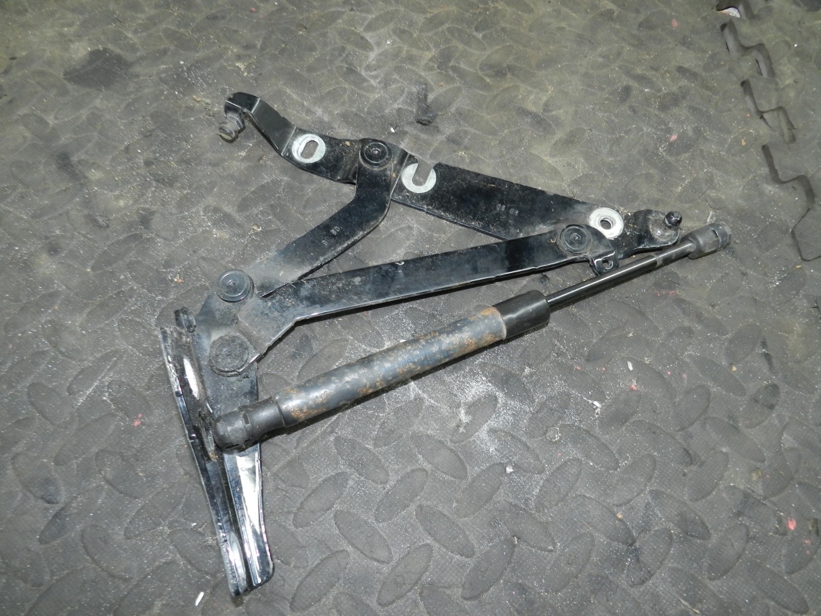 183. 2006 AUDI A4 CONVERTIBLE B7. PASSENGER SIDE BOOT HINGE - Image 2