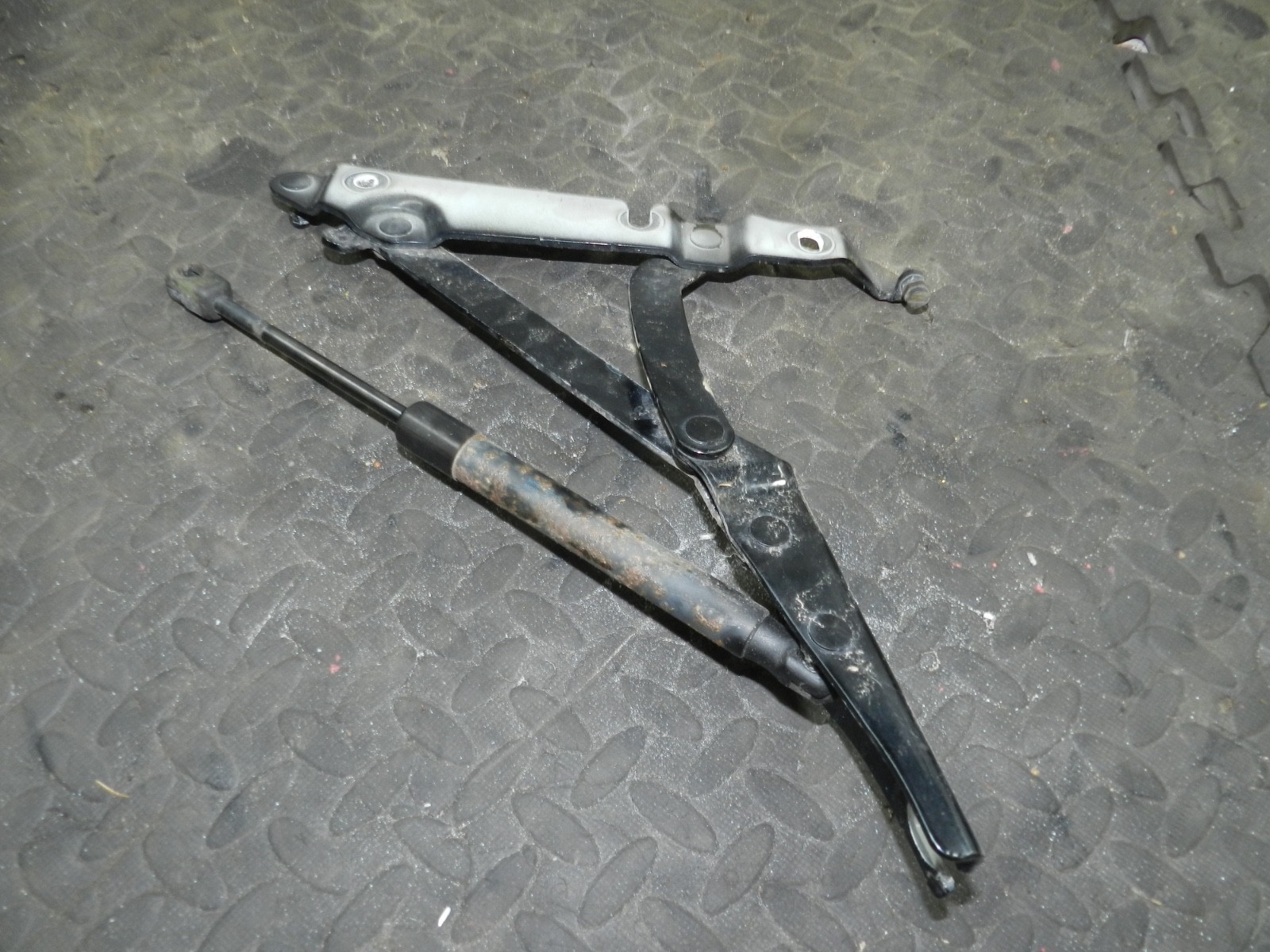 183. 2006 AUDI A4 CONVERTIBLE B7. PASSENGER SIDE BOOT HINGE - Image 3