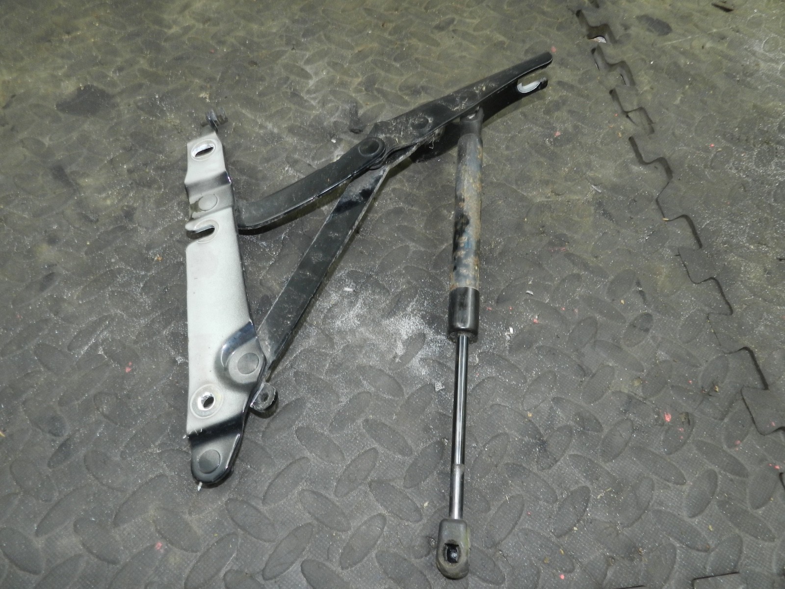 183. 2006 AUDI A4 CONVERTIBLE B7. PASSENGER SIDE BOOT HINGE - Image 4