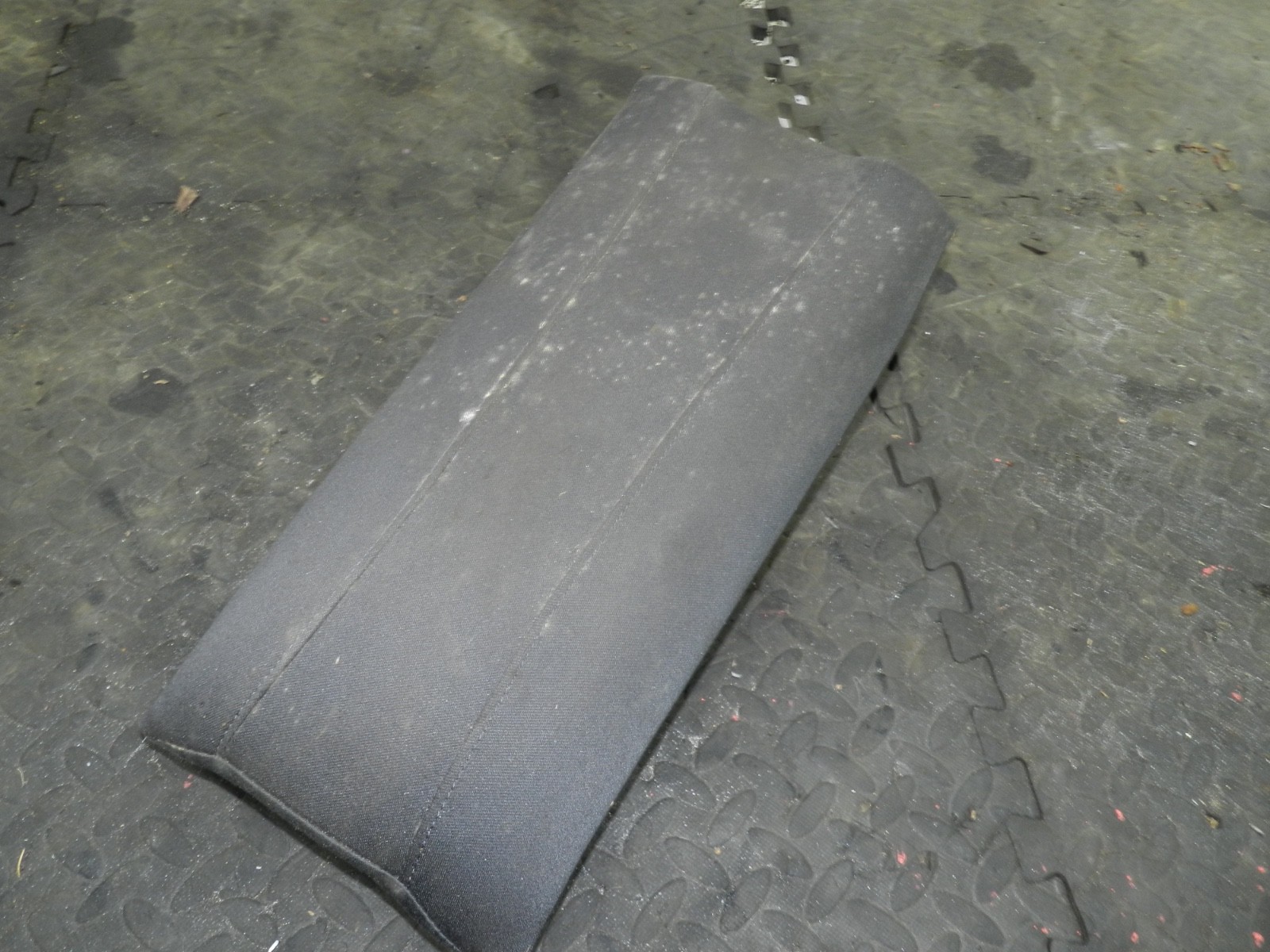 183. 2006 AUDI A4 CONVERTIBLE B7. REAR SEAT CENTRE SECTION FABRIC