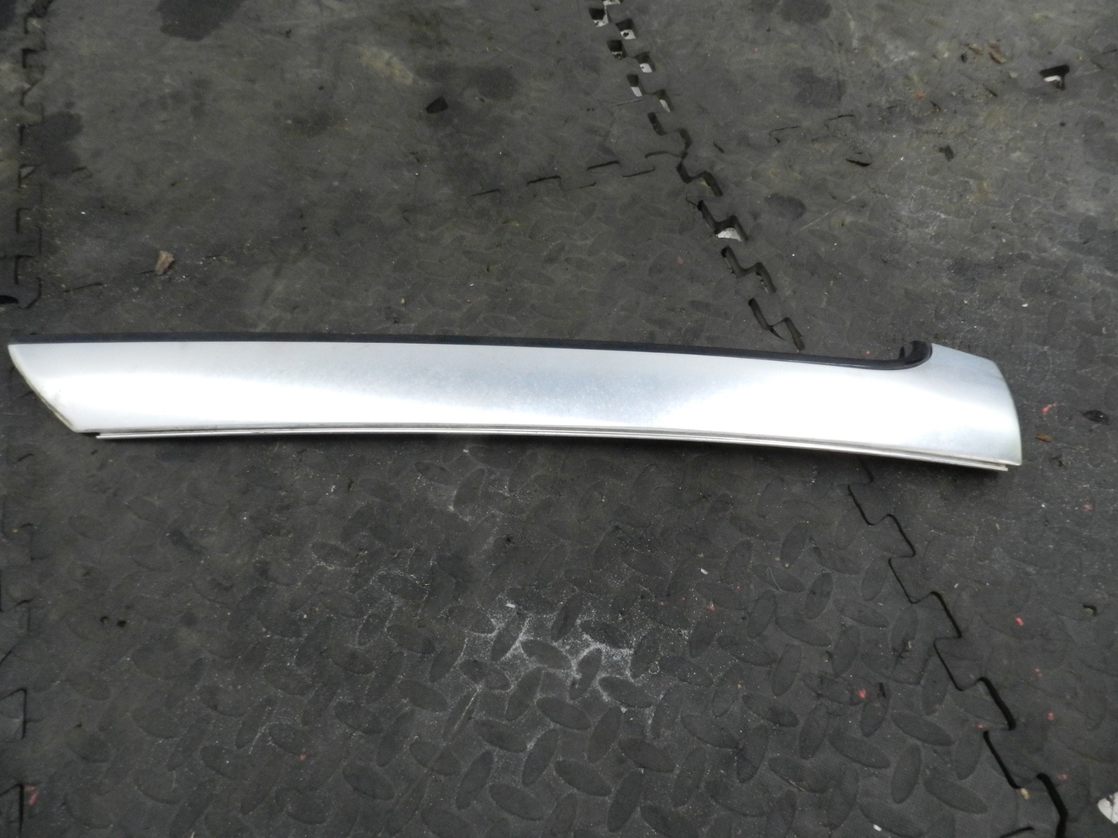 183 2006 AUDI A4 CONVERTIBLE B7 PASSENGER SIDE EXTERNAL WINDSCREEN A PILLAR TRIM