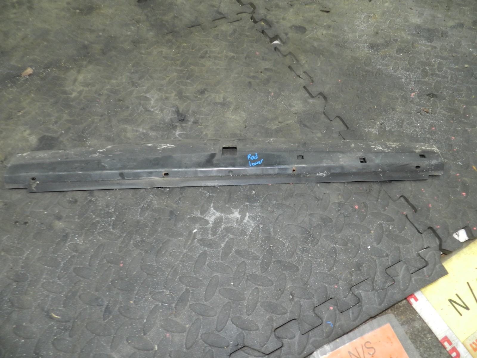 183. 2006 AUDI A4 CONVERTIBLE B7. LOWER RADIATOR TRIM PANEL