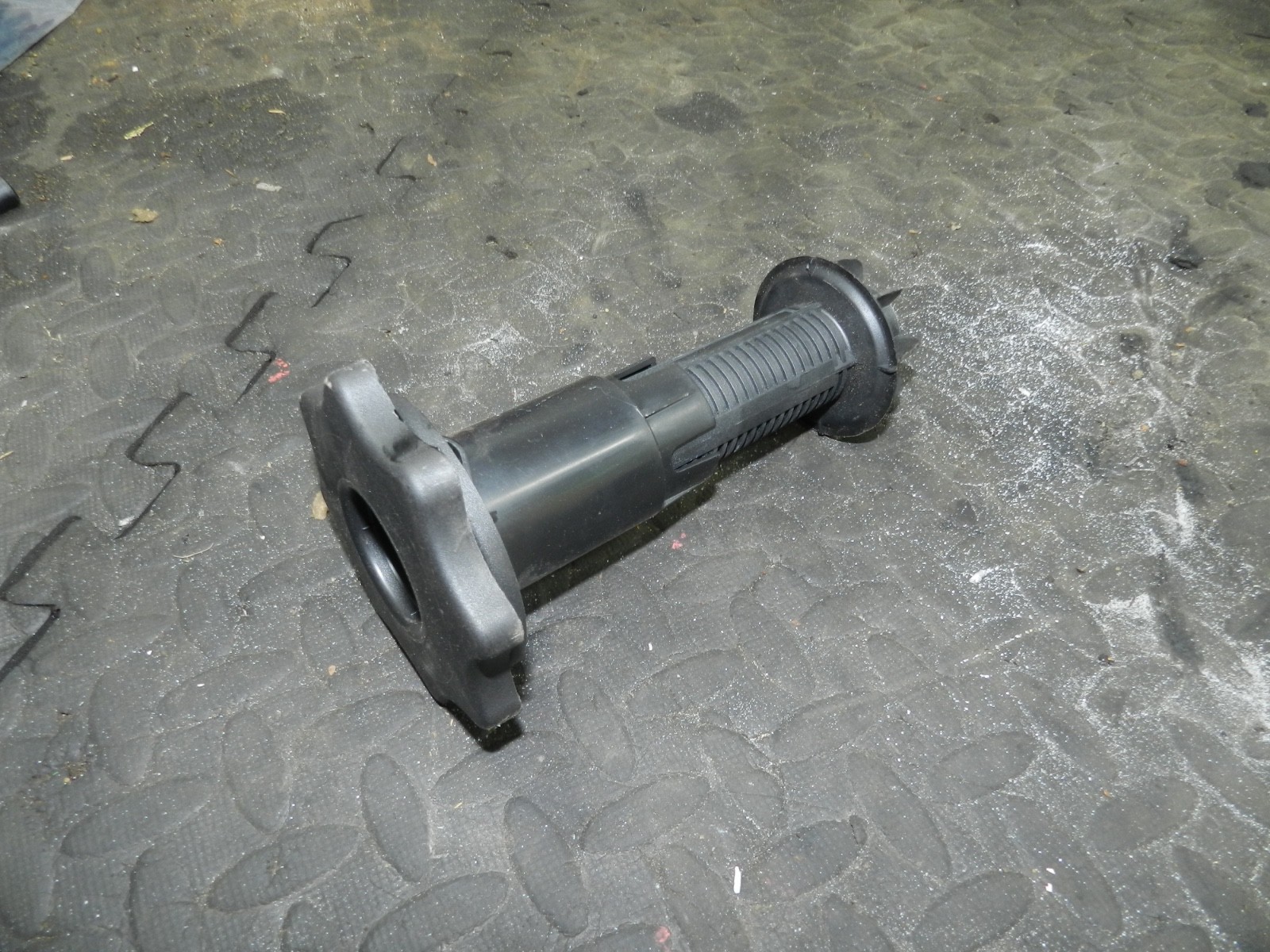 183. 2006 AUDI A4 CONVERTIBLE B7. SPARE WHEEL TIE DOWN CLAMP