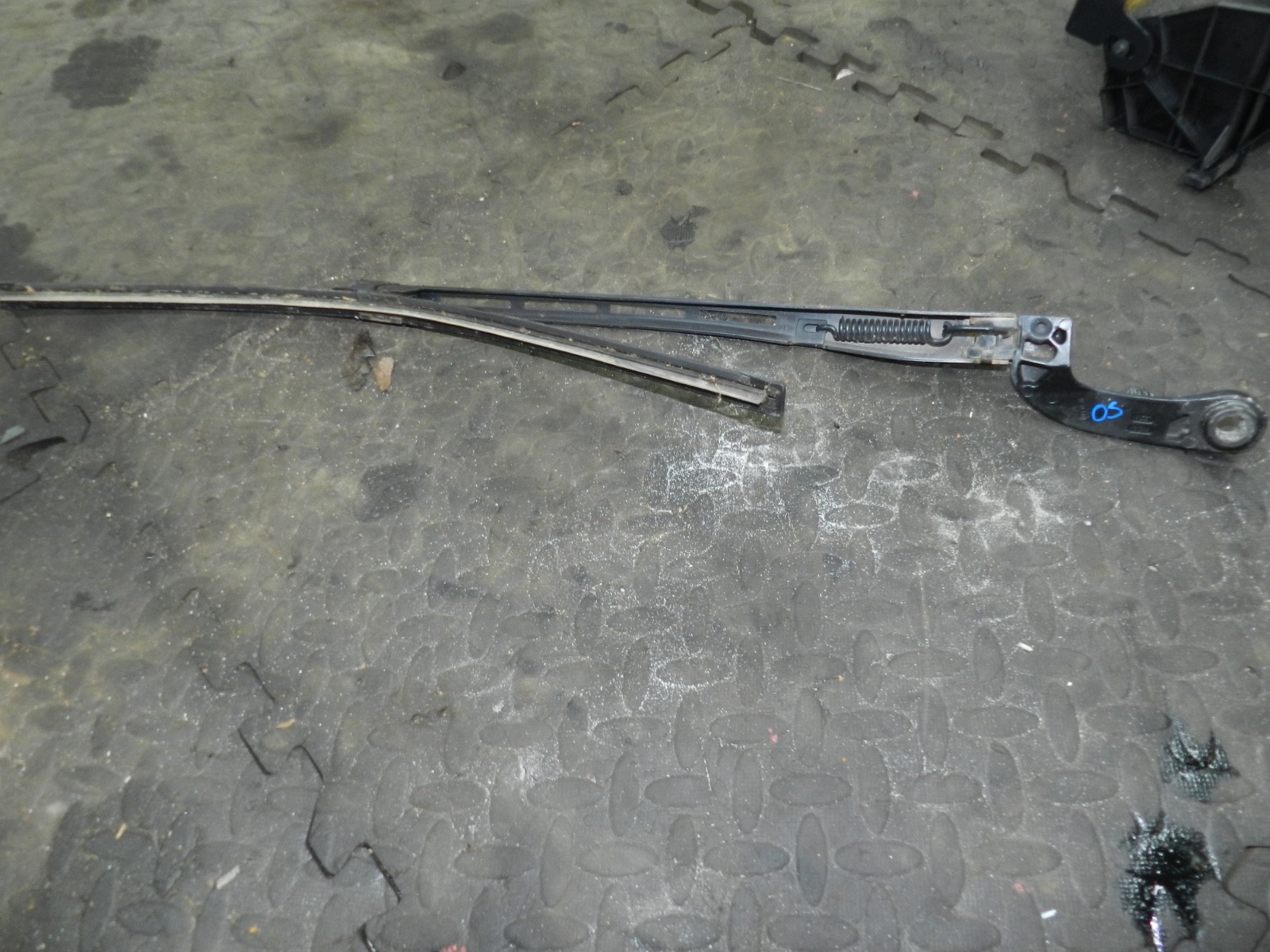 183. 2006 AUDI A4 CONVERTIBLE B7. DRIVER SIDE WIPER ARM