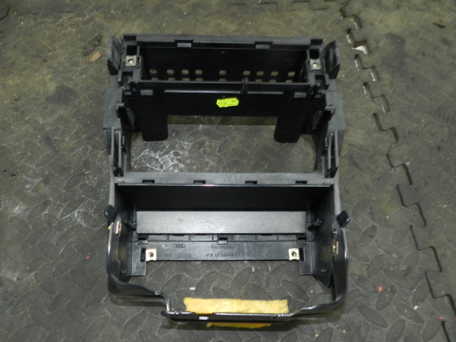 183. 2006 AUDI A4 CONVERTIBLE B7. CENTRE CONSOLE FRAME