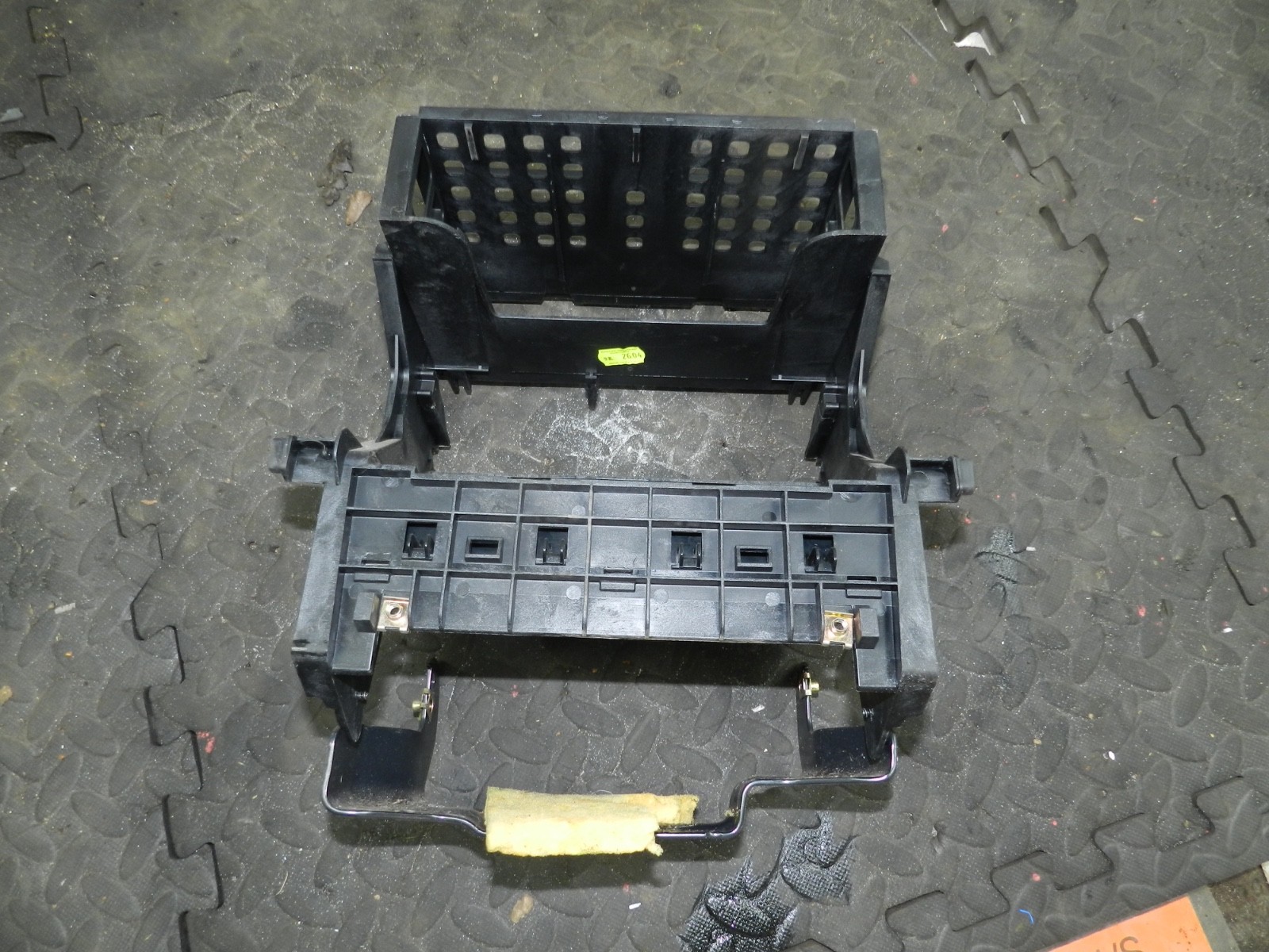 183. 2006 AUDI A4 CONVERTIBLE B7. CENTRE CONSOLE FRAME - Image 2
