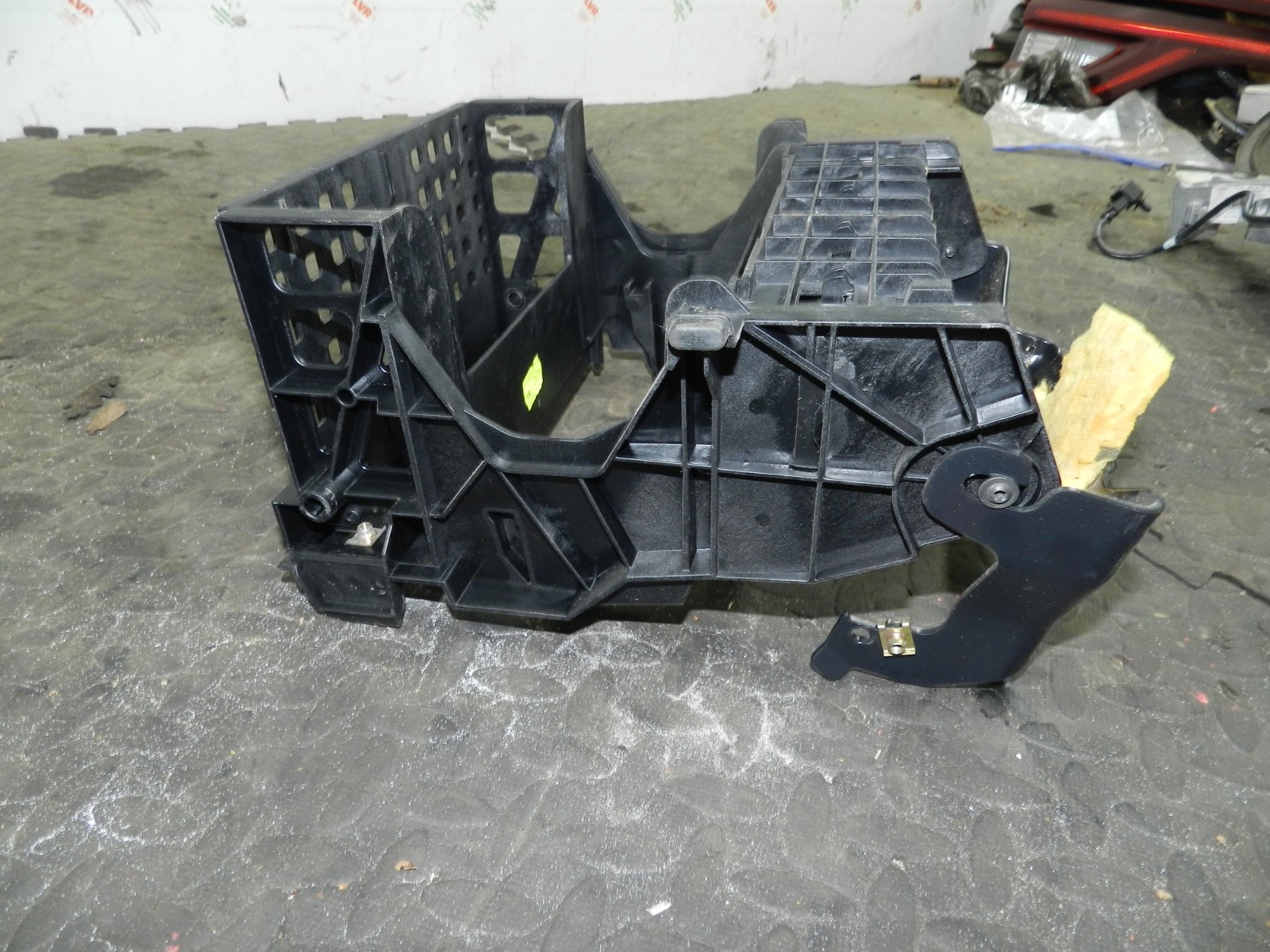 183. 2006 AUDI A4 CONVERTIBLE B7. CENTRE CONSOLE FRAME - Image 3