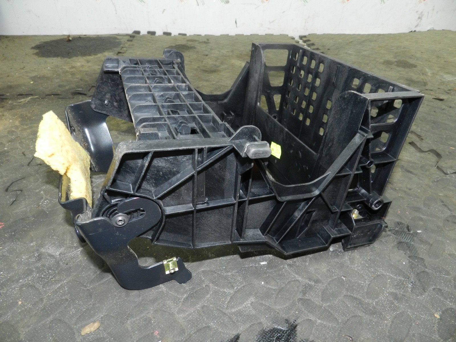 183. 2006 AUDI A4 CONVERTIBLE B7. CENTRE CONSOLE FRAME - Image 4