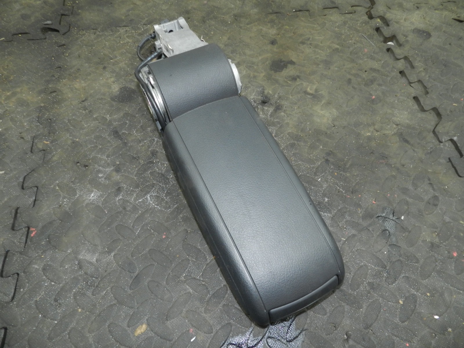 183. 2006 AUDI A4 CONVERTIBLE B7. CENTRE CONSOLE ARM REST