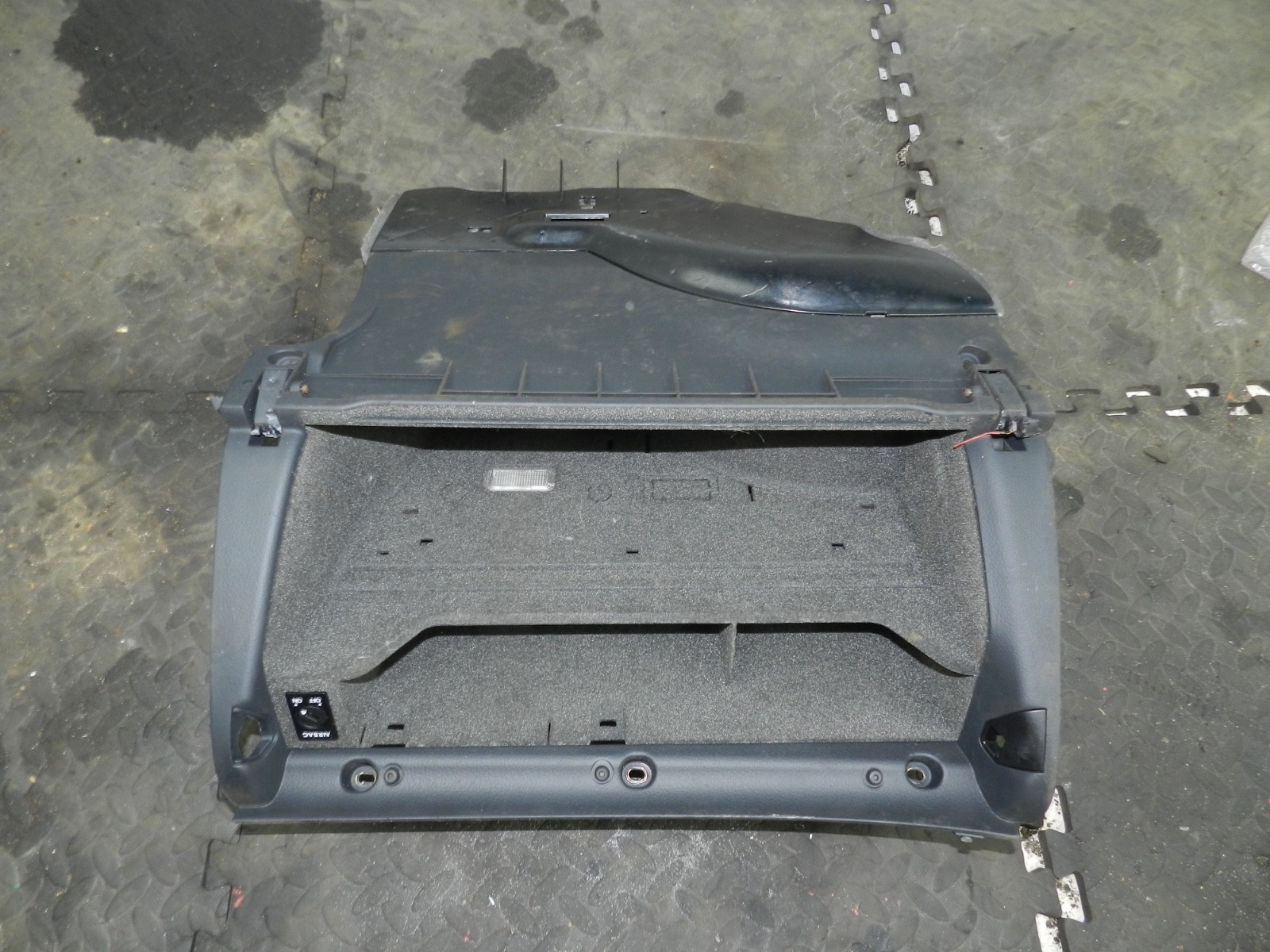 183. 2006 AUDI A4 CONVERTIBLE B7. GLOVE BOX HOUSING - Image 2