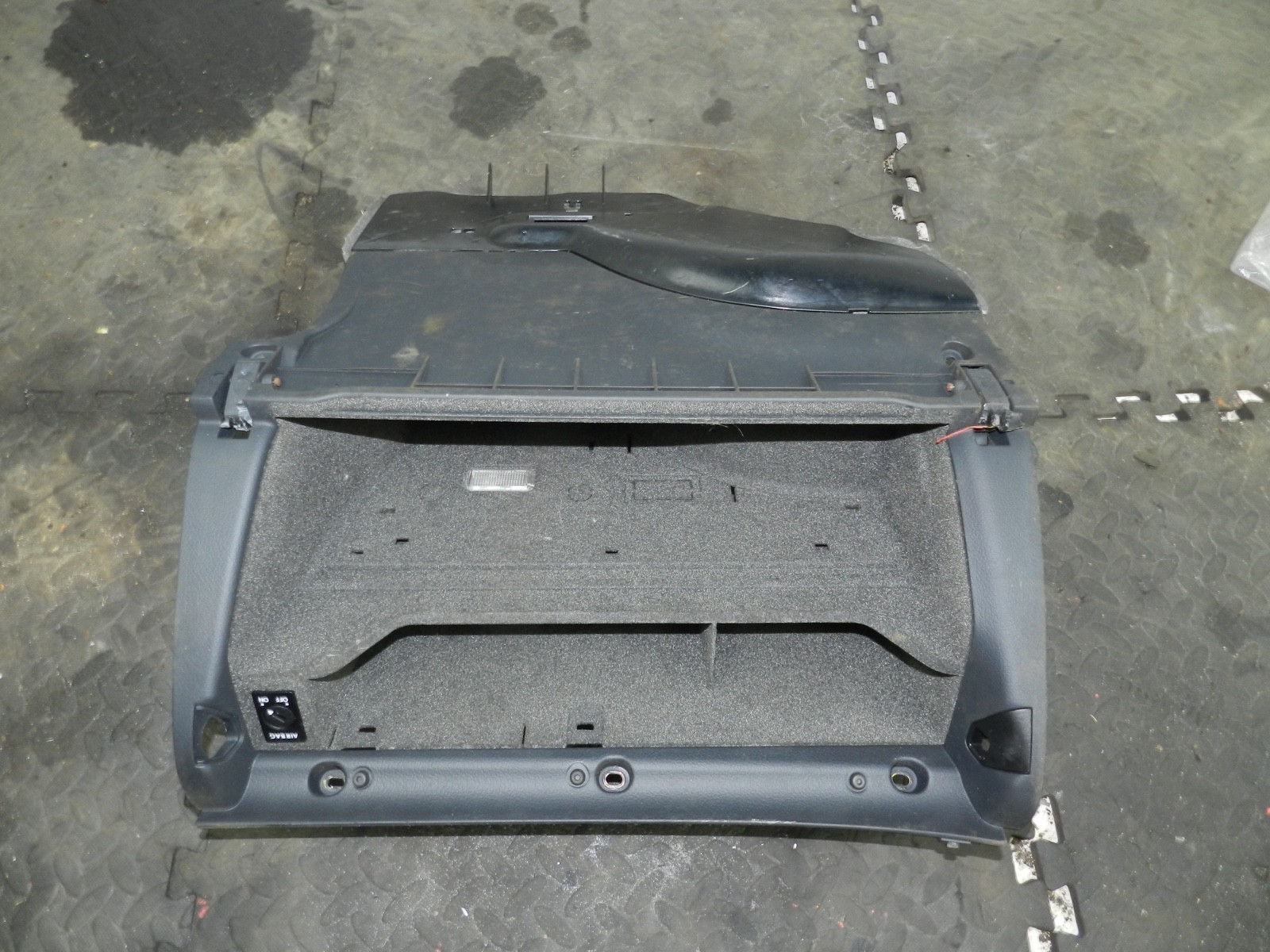 183. 2006 AUDI A4 CONVERTIBLE B7. GLOVE BOX HOUSING - Image 3